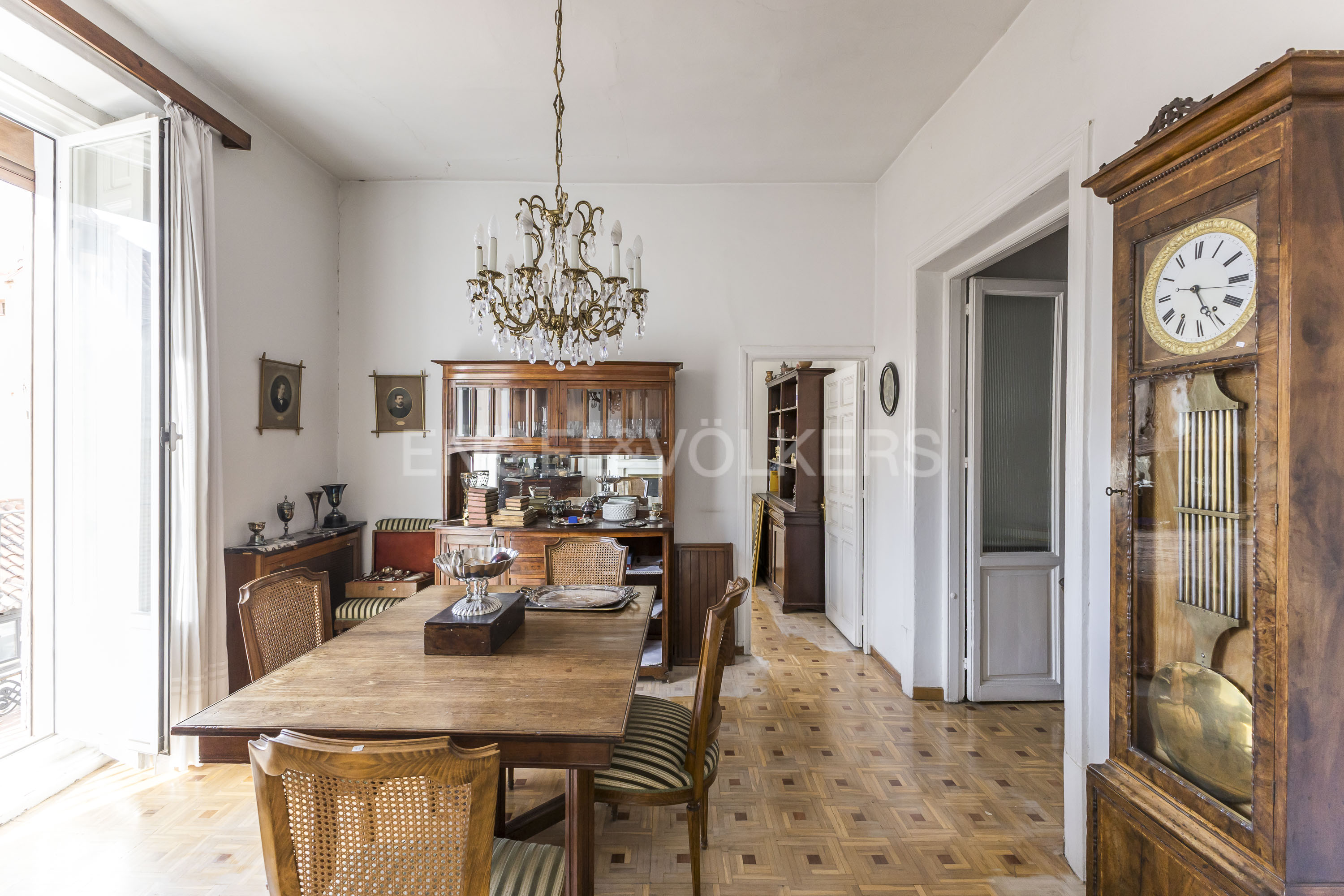 Fantastic apartment for renovation with parking space in Cortes