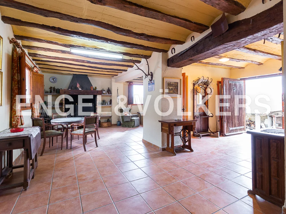 Finca surrounded by mountains and views in Fuente La Higuera