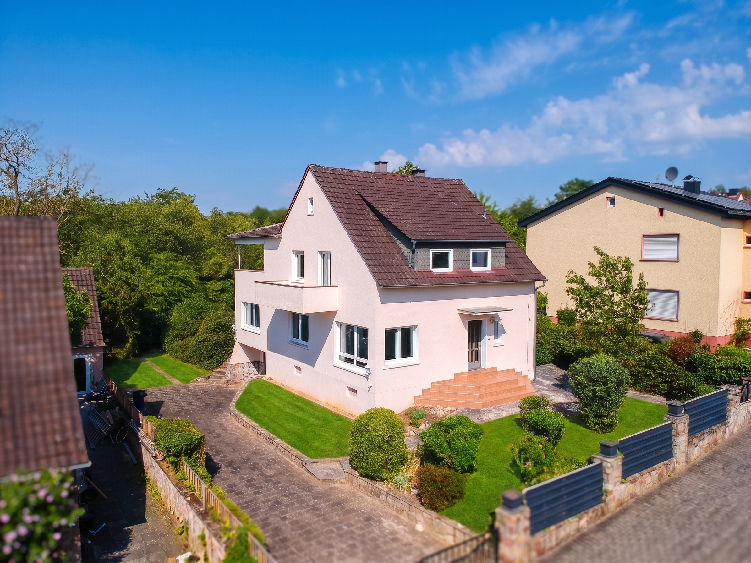 Modernes Wohnambiente auf großflächigem Grundstück – freistehendes Haus am Falkenberg