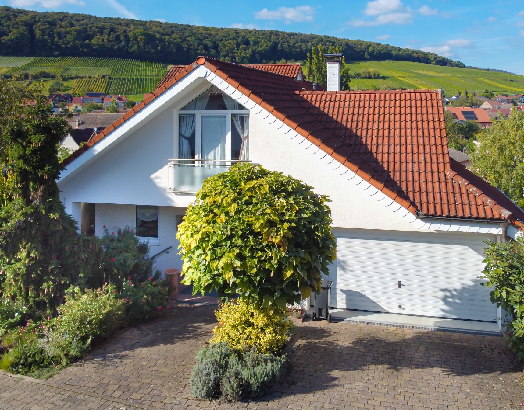 **VERKAUFT**Modern und großzügig: Wertiges Familienhaus mit viel Licht & Einliegerbereich!