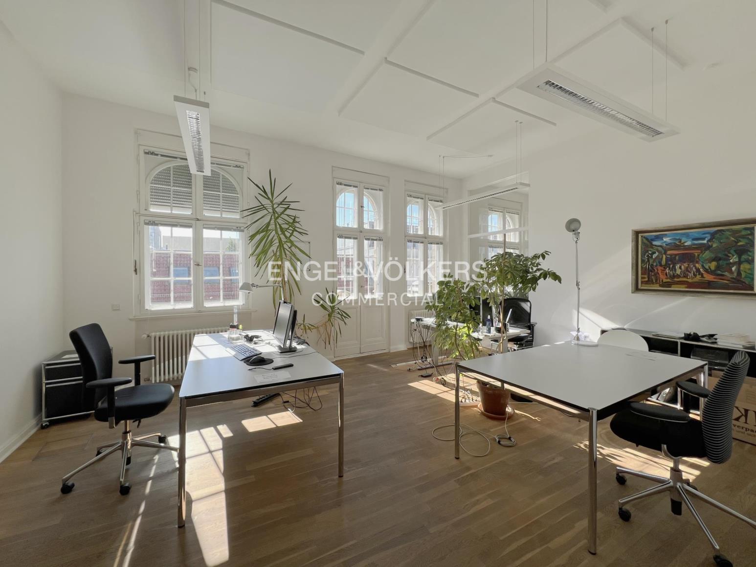 Helles Altbau-Büro mit hohen Decken, Parkett und Balkon nahe S-Bahnhof Friedrichstraße