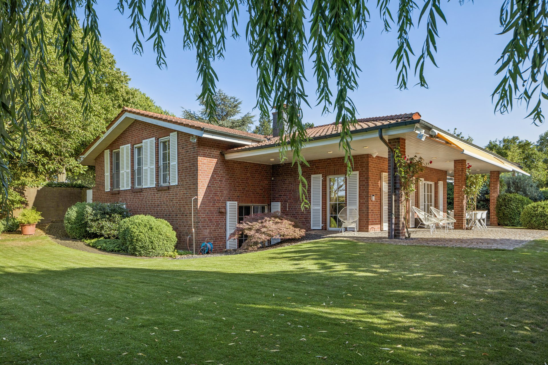 Stilvolle Landhausvilla in begehrter Rheinlage – Ein Refugium voller Charme und Lebensqualität