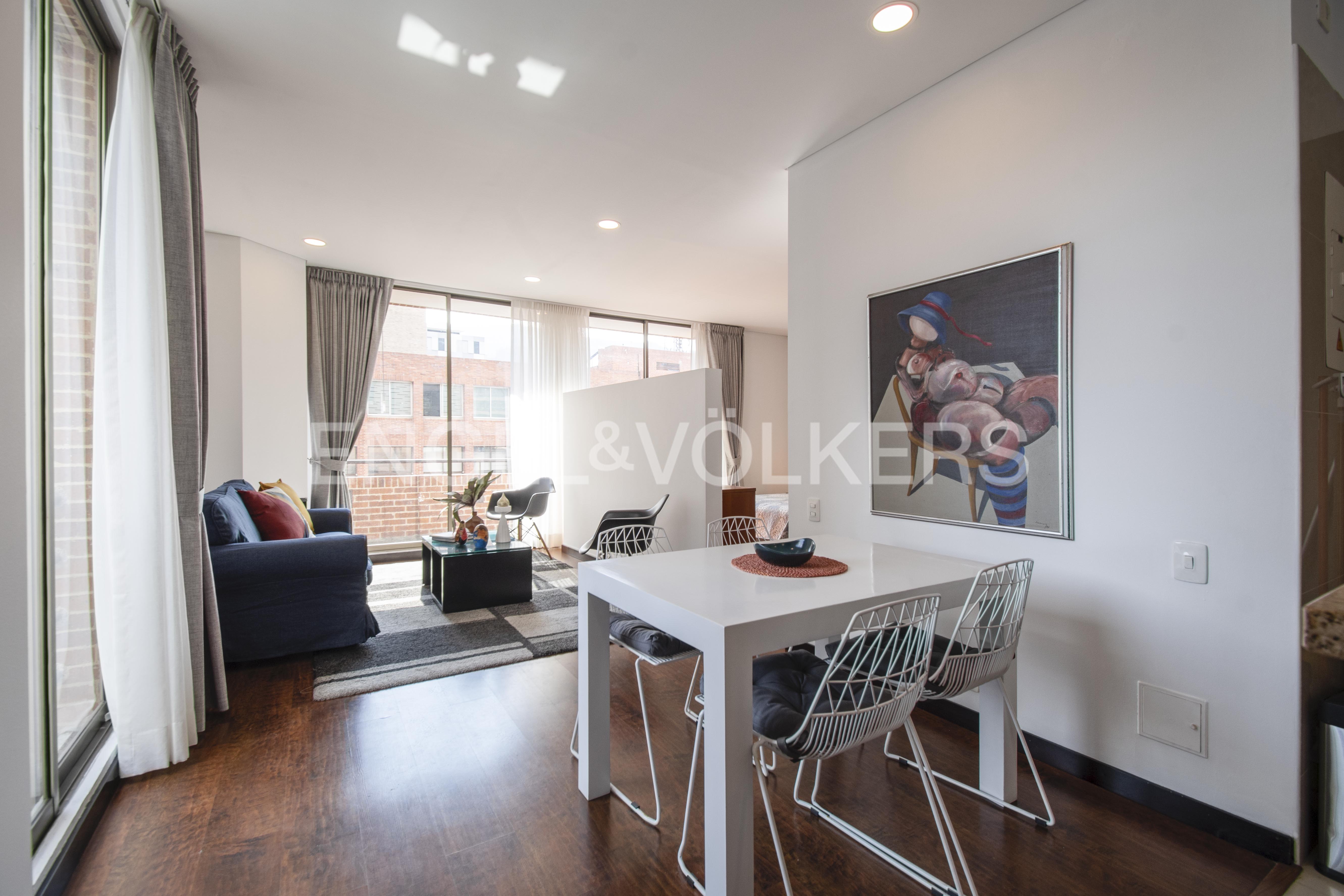 Apartamento con balcón amoblado para arriendo en El Chicó