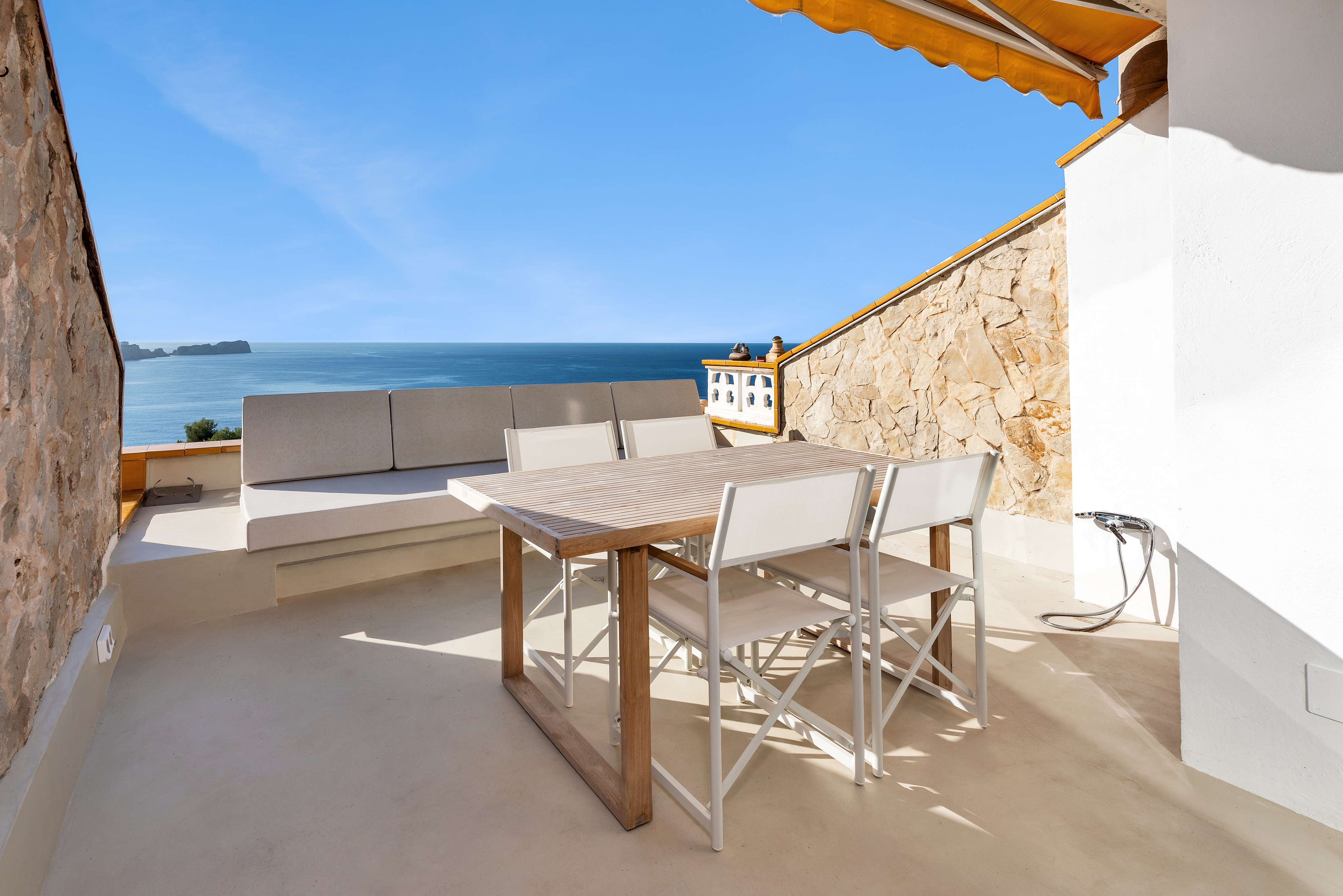 Fully refurbished penthouse with breathtaking panoramic sea views