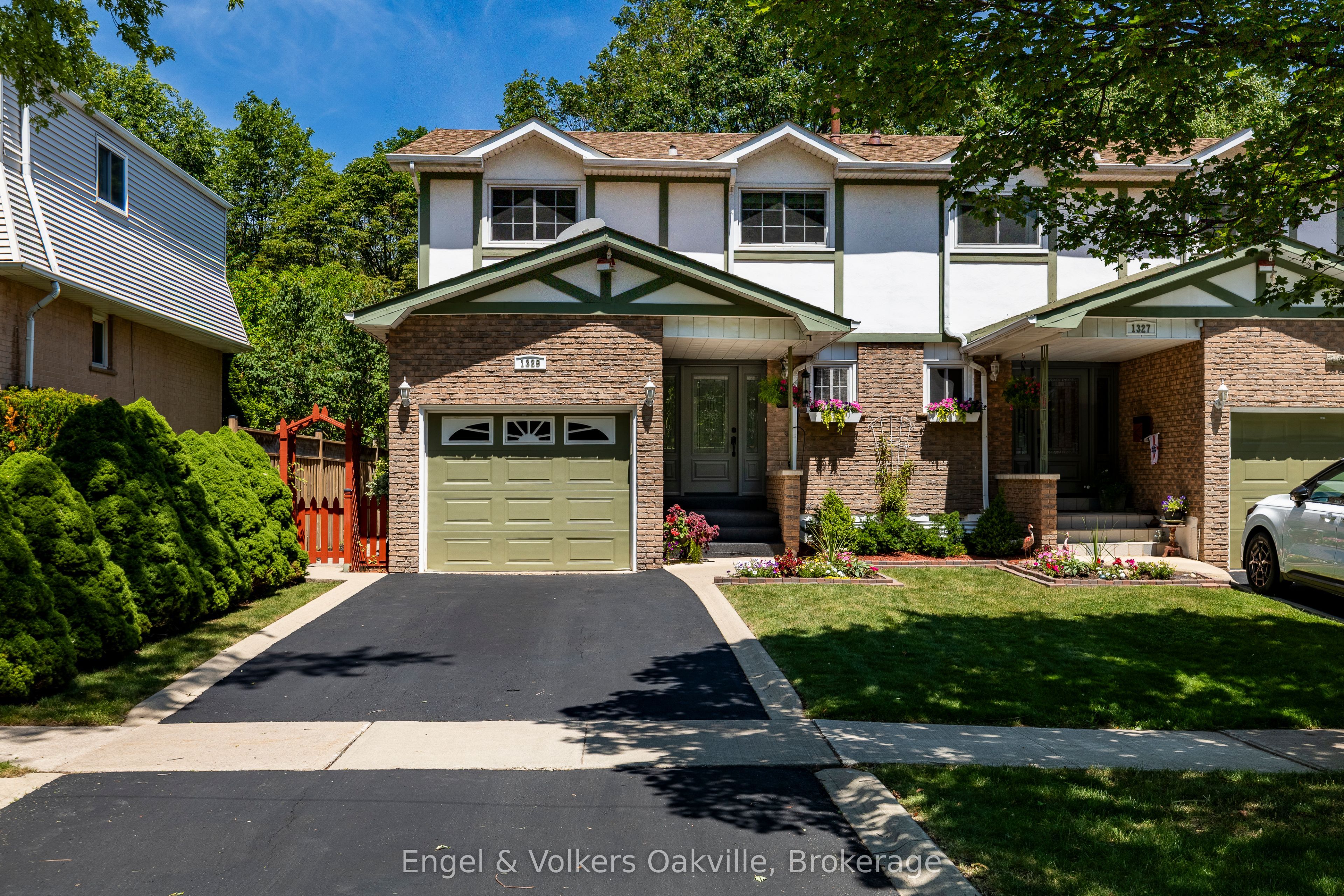Ravine-Backed Semi in Prime Oakville Location