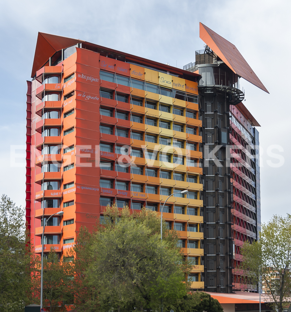 Bright renovated two-bedroom apartment with balconies for rent in Prosperidad