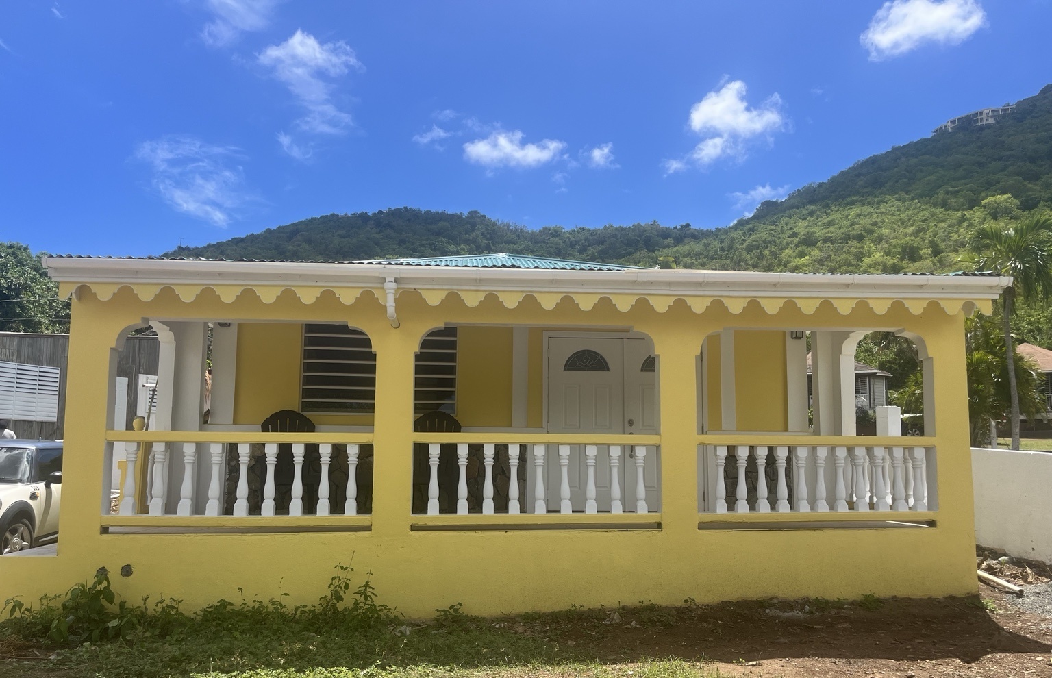 Thoughtfully renovated cottage, walking distance to beach