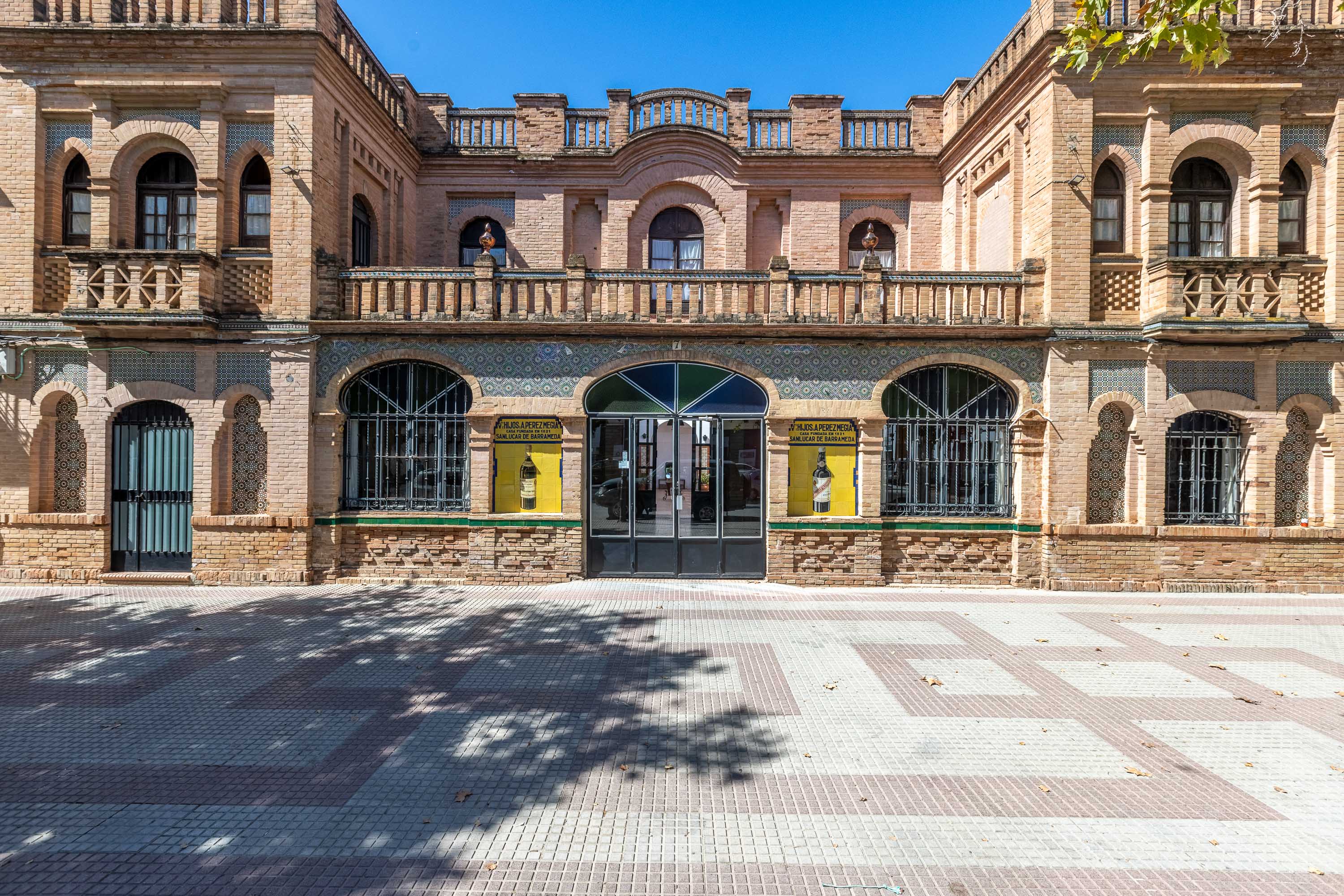 Exclusive regionalist mansion by Aníbal González (832 m²) next to Lora del Río station: ideal for an exclusive residence, boutique hotel, or unique investment.