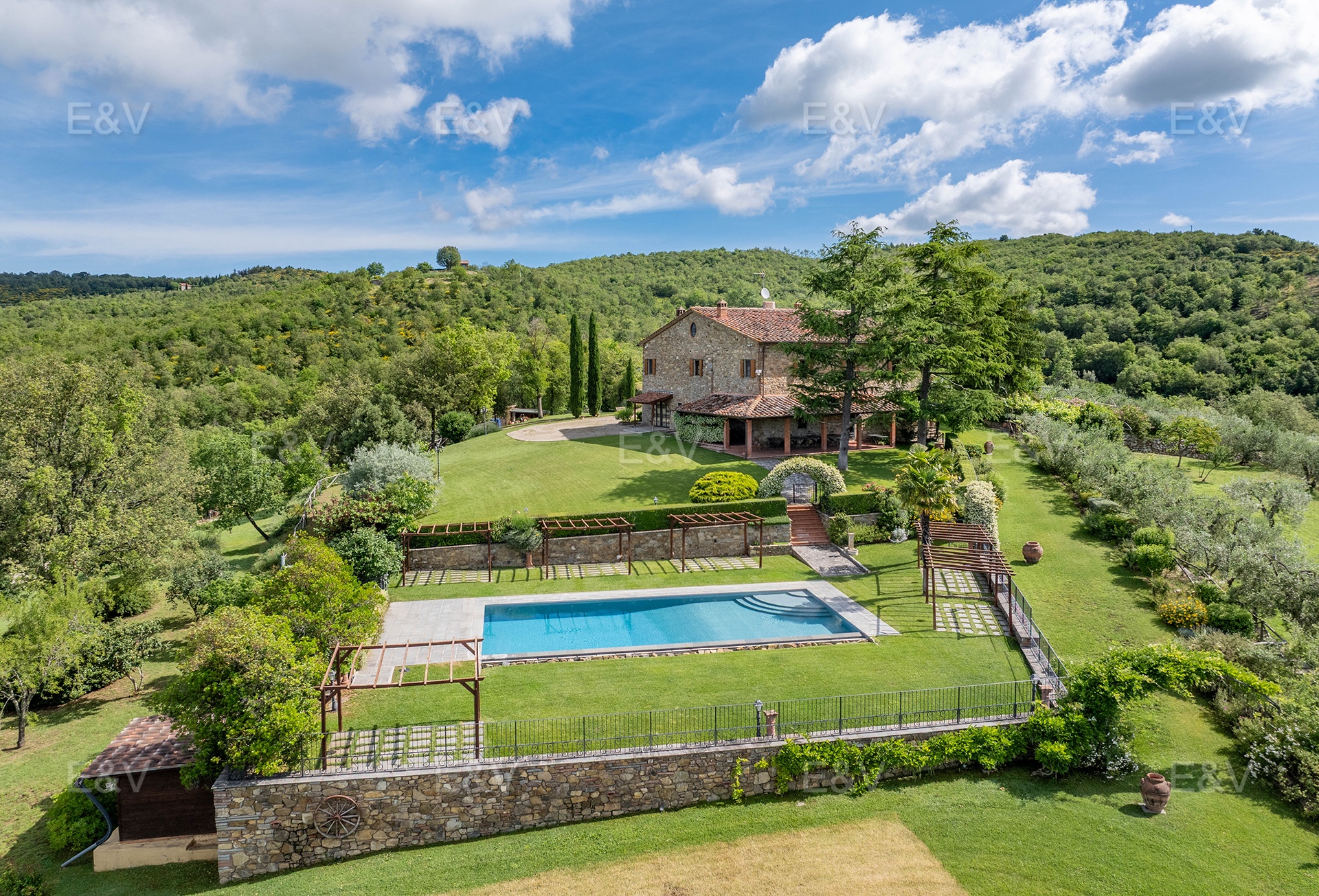 Elegant Class A3 farmhouse in the heart of Tuscany