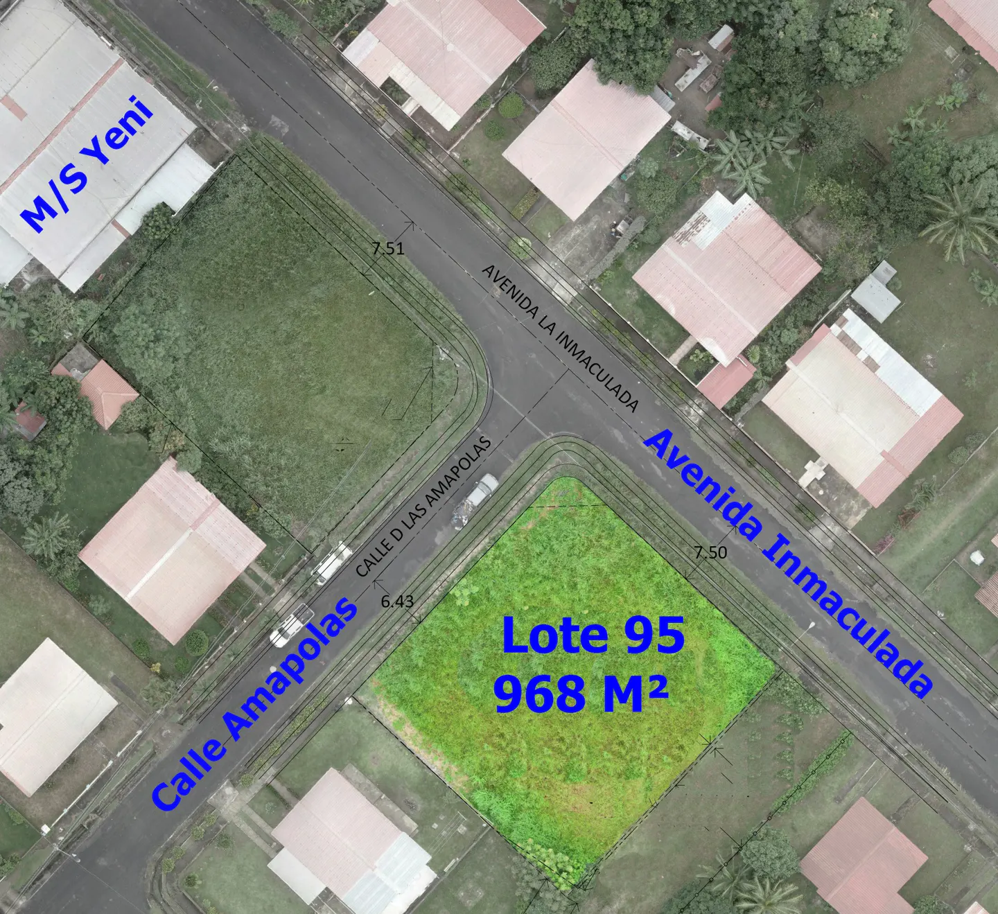 Aerial view of Lot 95, 968 square meters, at the intersection of Calle Amapolas and Avenida Inmaculada, surrounded by houses and greenery.