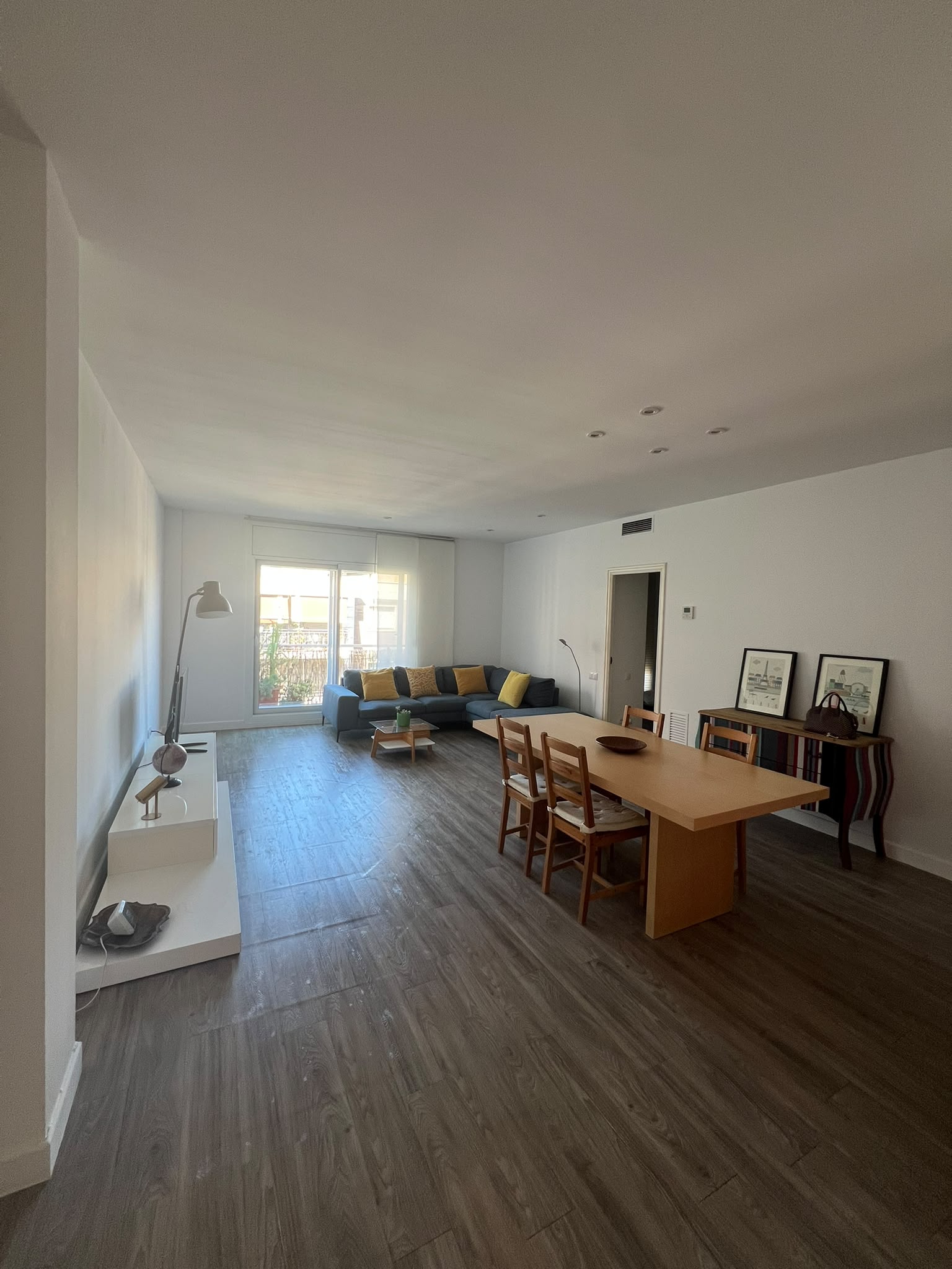 Bright temporary flat with large terrace in Left Eixample