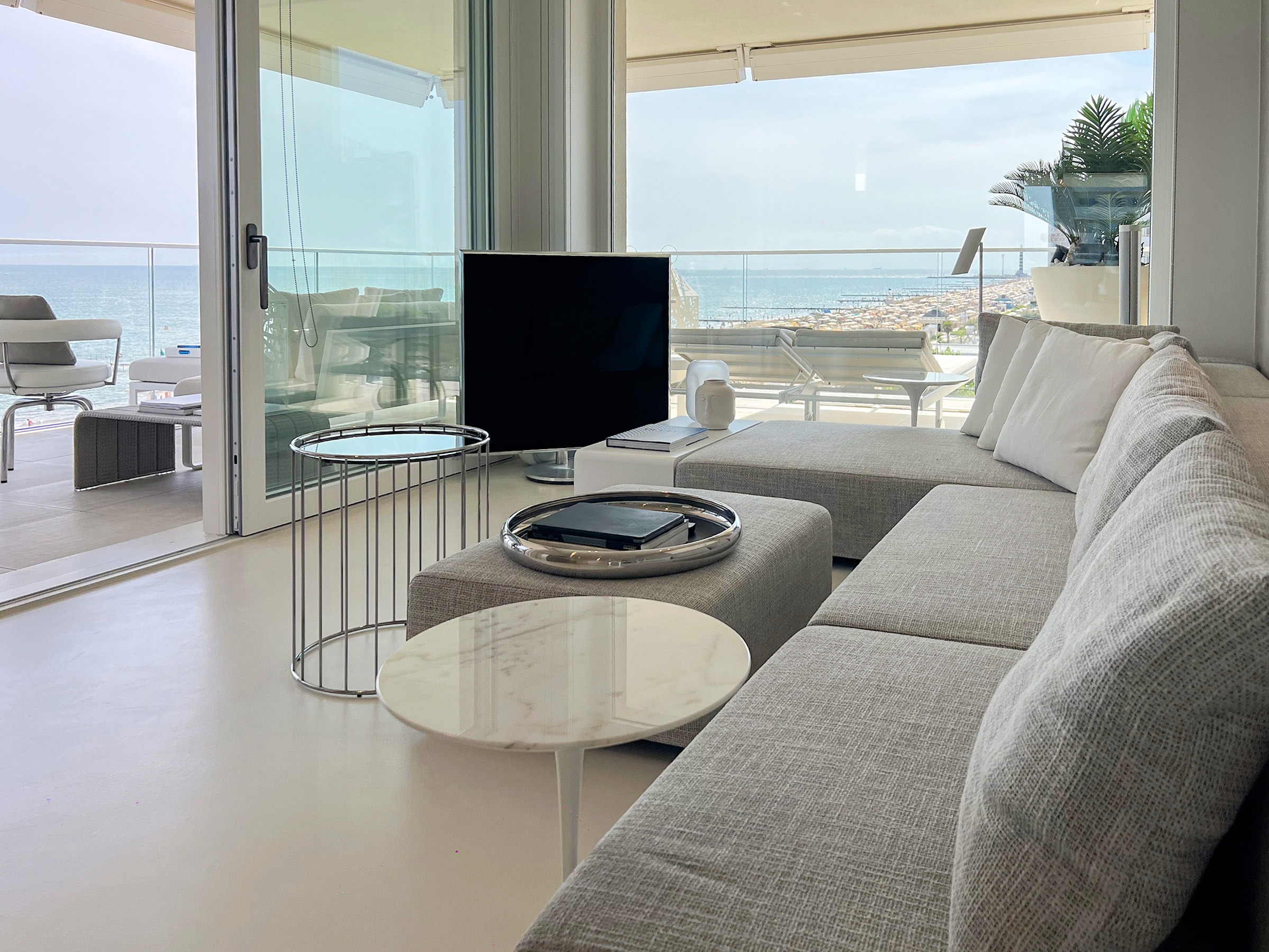 Wonderful designer apartment overlooking the sea