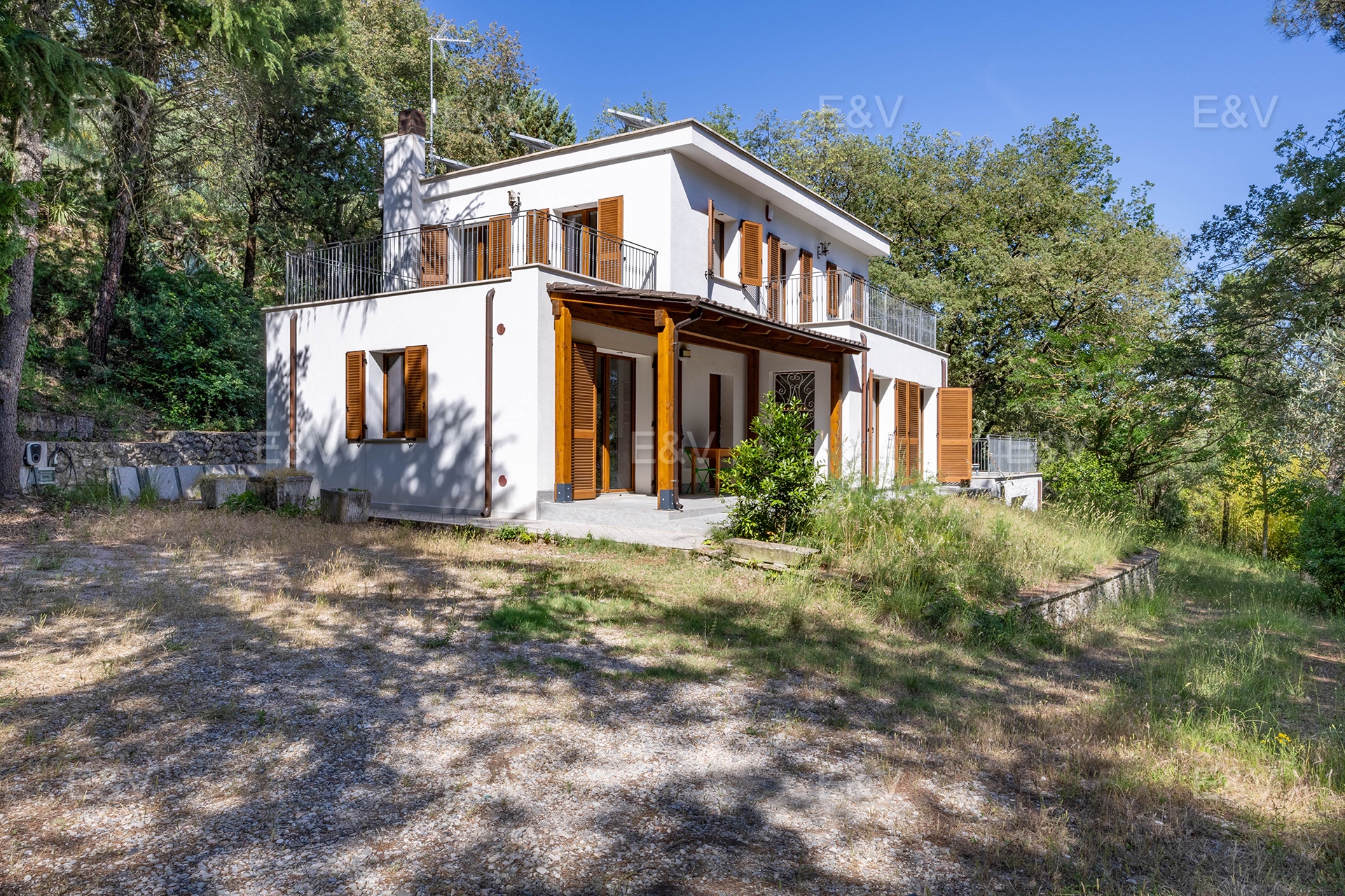A modern, eco-friendly villa surrounded by the enchanting greenery of Umbria