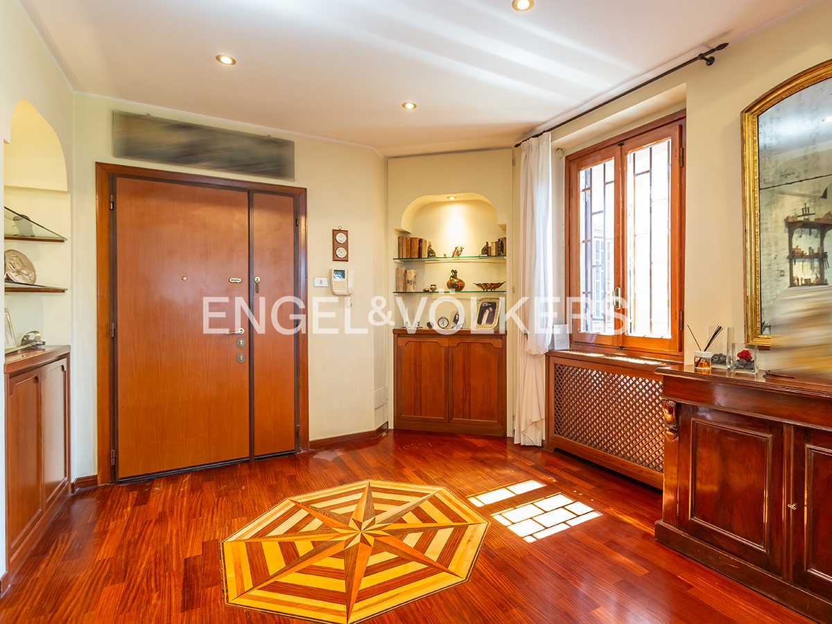 Split-level apartment with terrace in Mostacciano