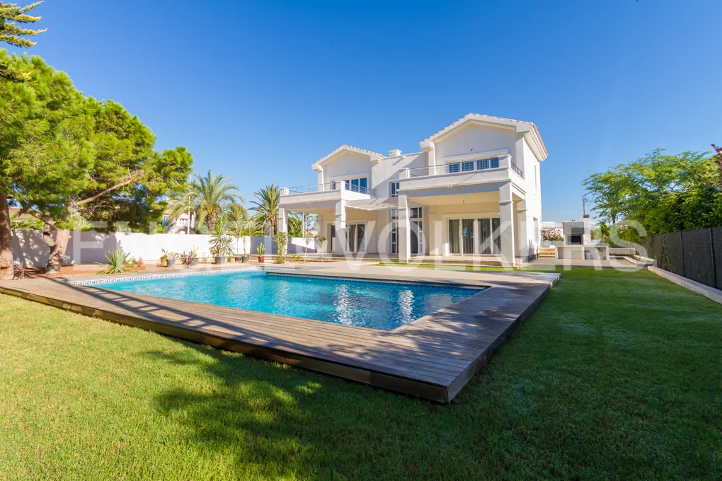 Frontline luxury villa with pool in Cabo Roig