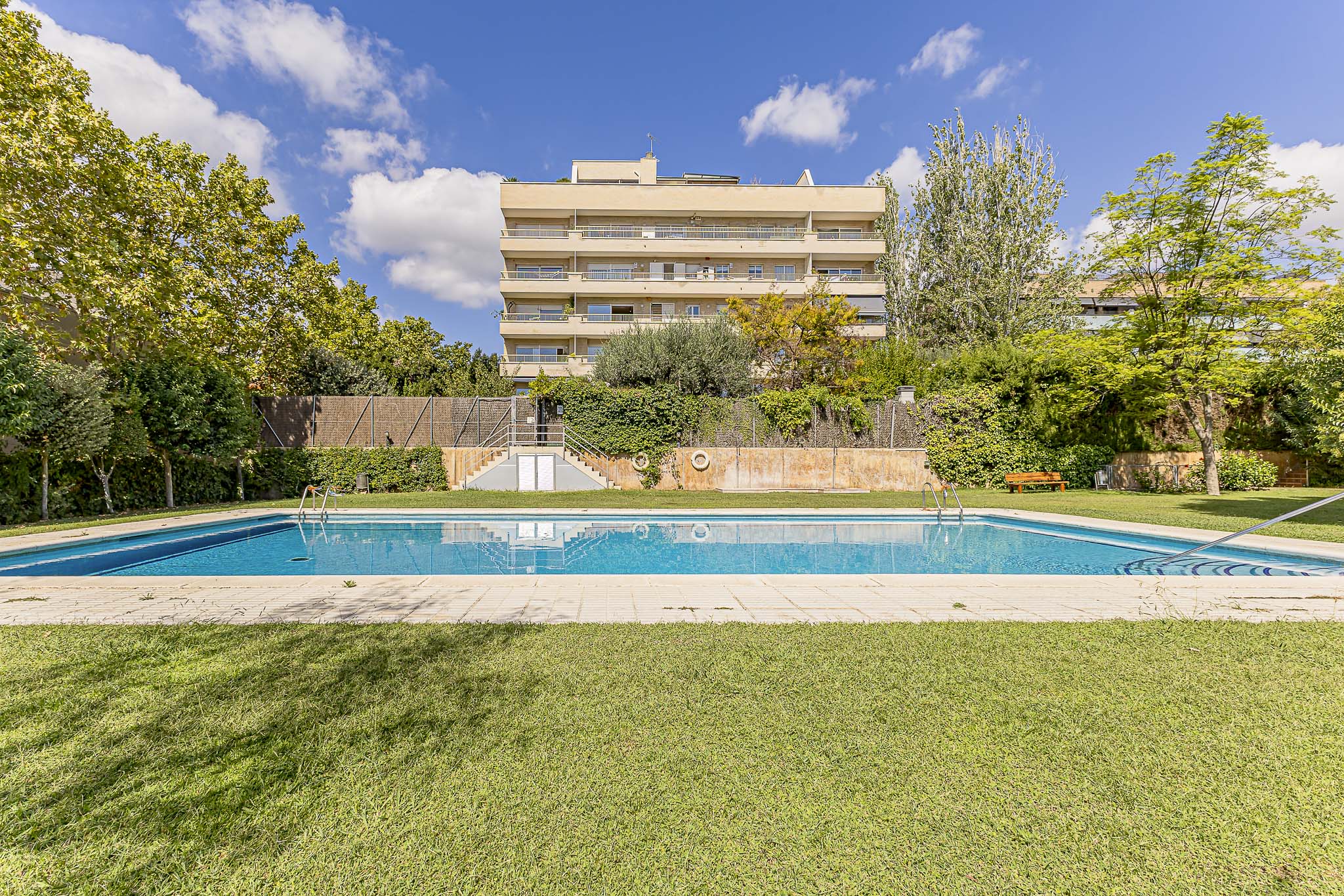Spectacular 170 m² Apartment with Panoramic Views and Community Area in Esplugues de Llobregat