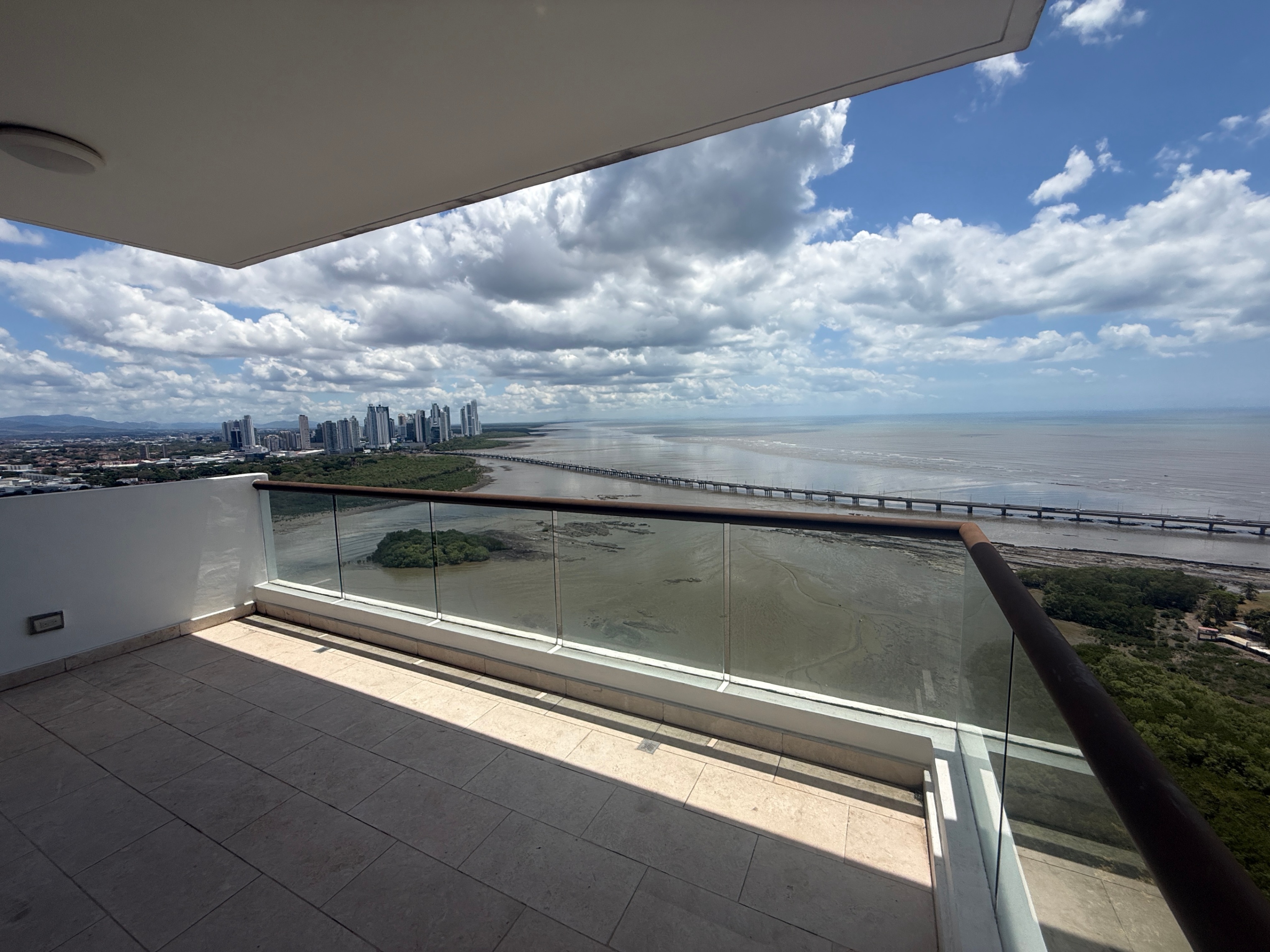 Ocean-View Apartment with Spacious Balcony in Coco del Mar