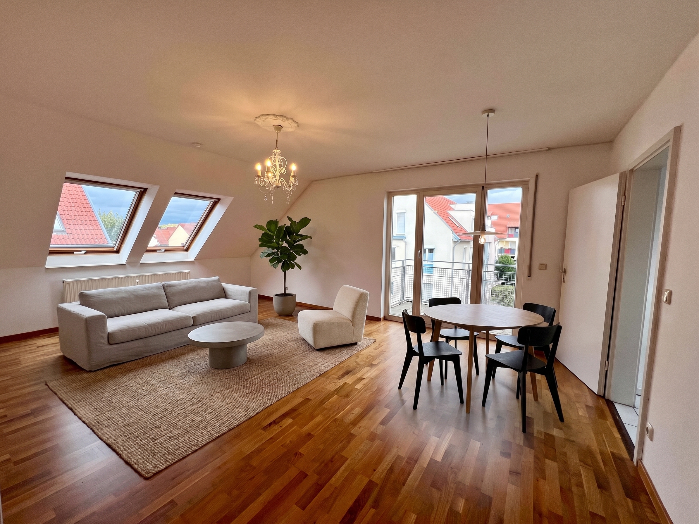 2,5-Zimmer-Dachgeschosswohnung mit Balkon und individuellem Gestaltungspotenzial [KI-modifiziert]