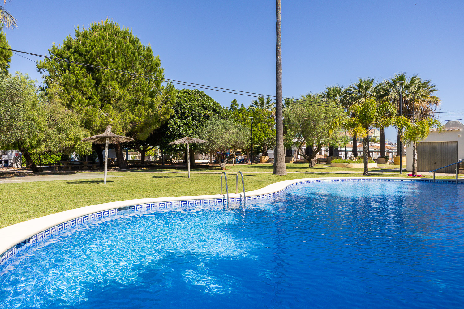 One step from the sea: renovated ground floor in Les Deveses, Denia
