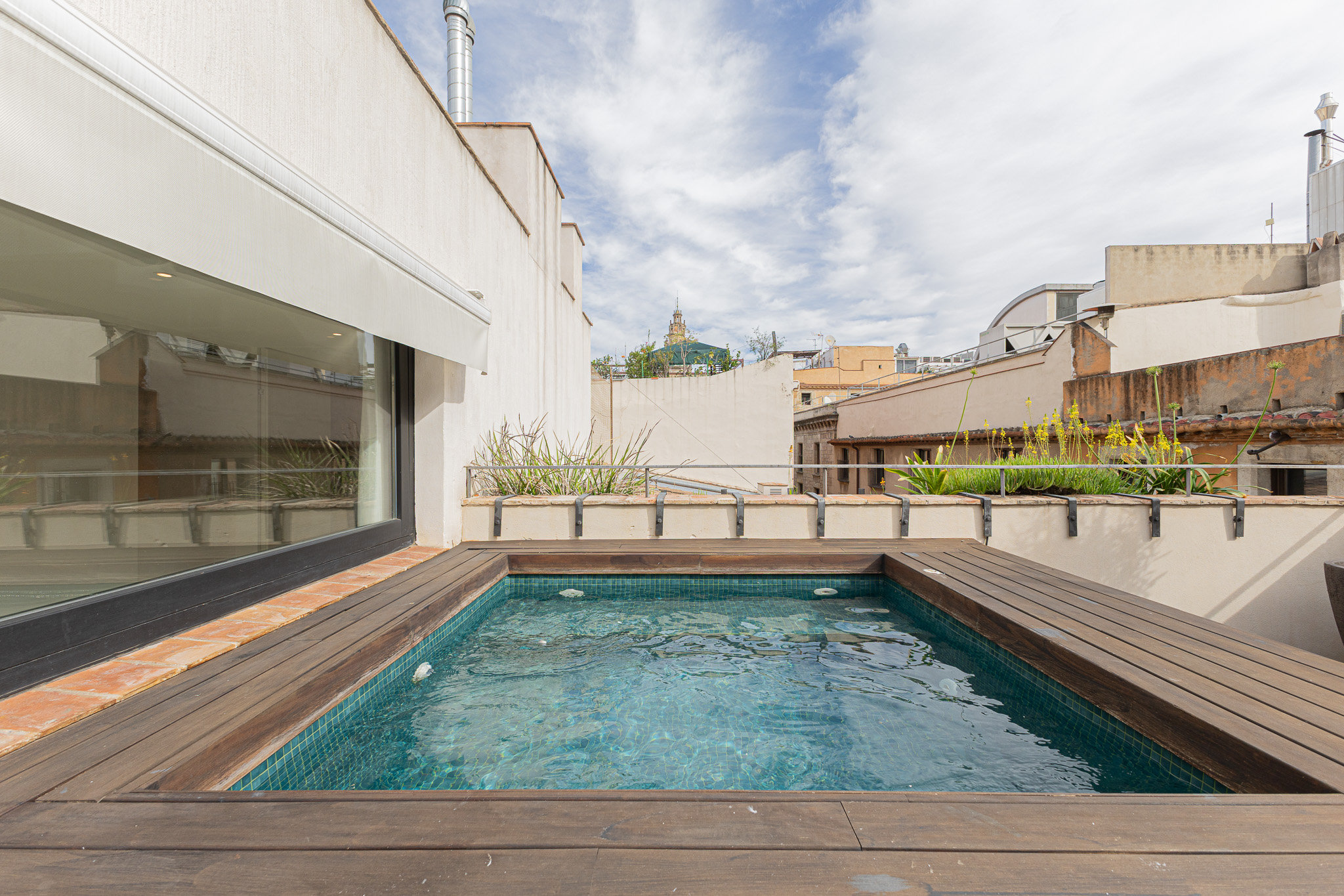Duplex-Penthouse mit Terrasse und privatem Pool über den Dächern Barcelonas