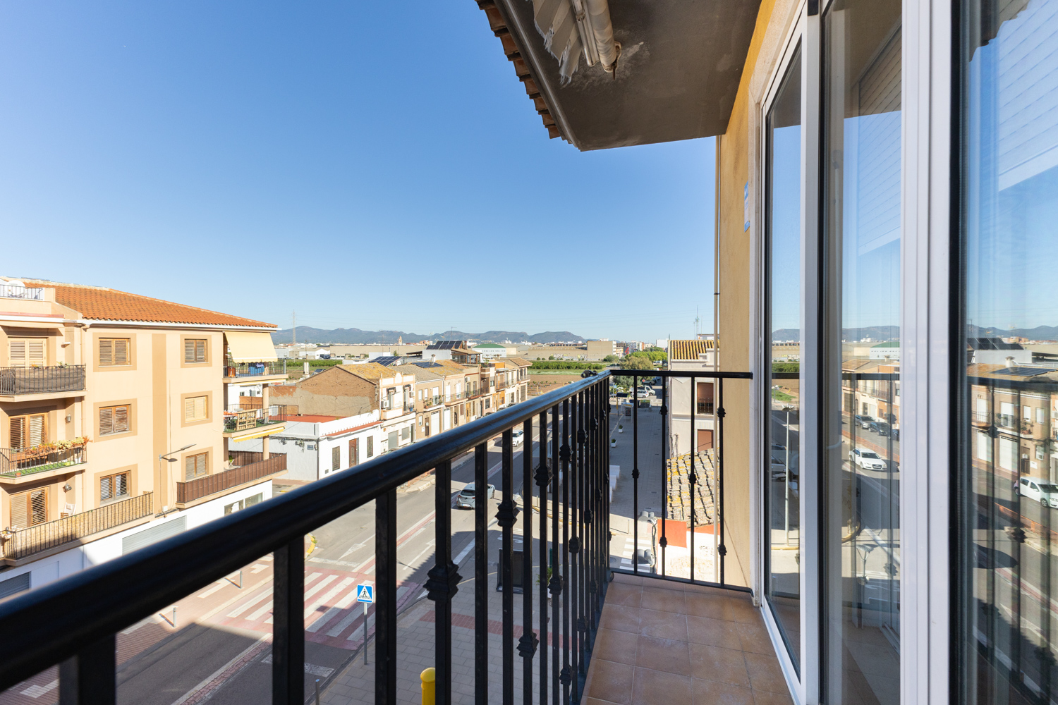 Exclusive, bright apartment with a 35 m² living room and garage in Emperador