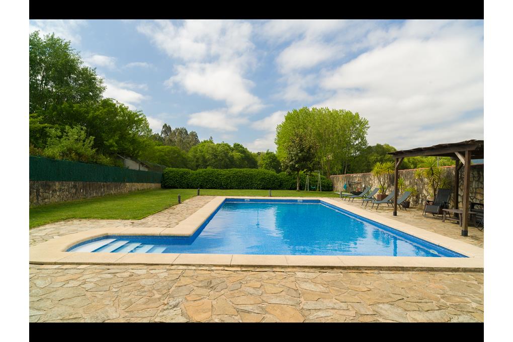E&V sells a villa very near Santiago, with 6 bedrooms and two pools, one outdoor and one indoor.
