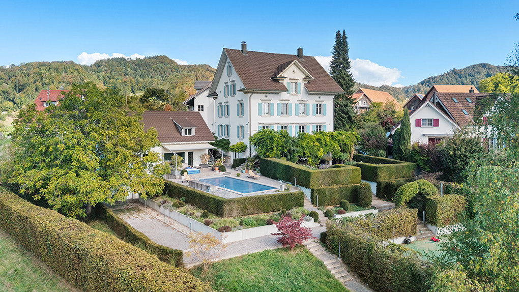 Stilvolle Landhausvilla mit Pool und Sportplatz