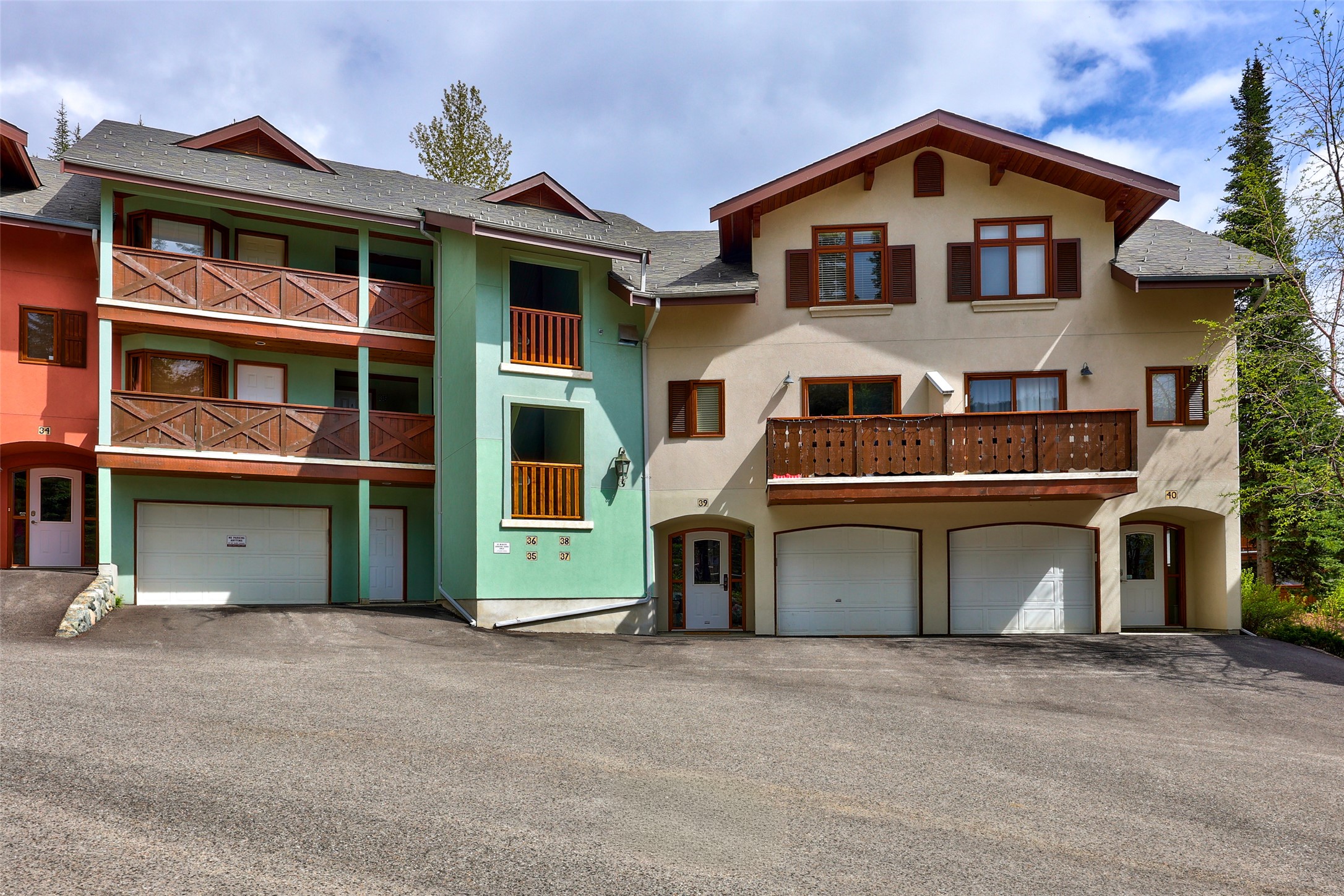 Top-Floor 2-Bed, 2-Bath Mountain Retreat