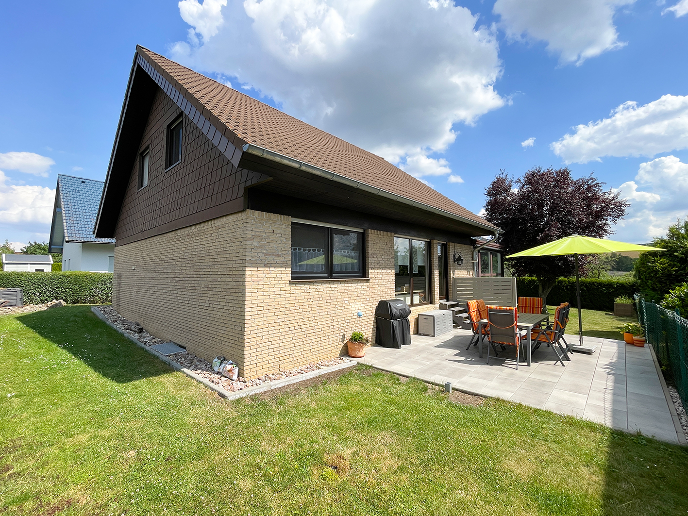 Freistehendes Einfamilienhaus mit Wintergarten, Garage und gepflegten Außenanlagen