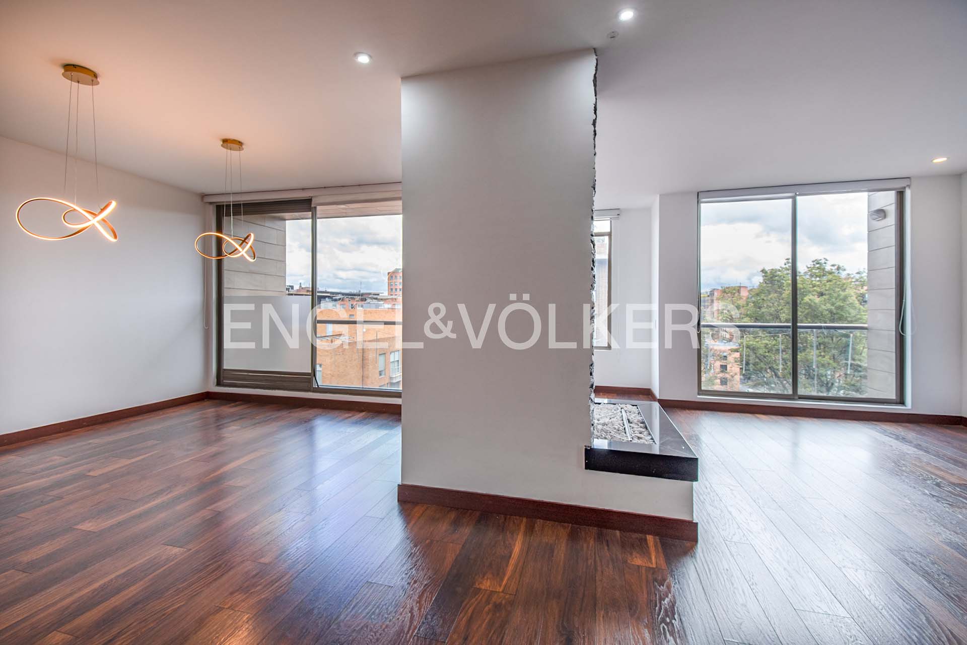 Iluminado apartamento con balcones para arriendo en Chicó Norte