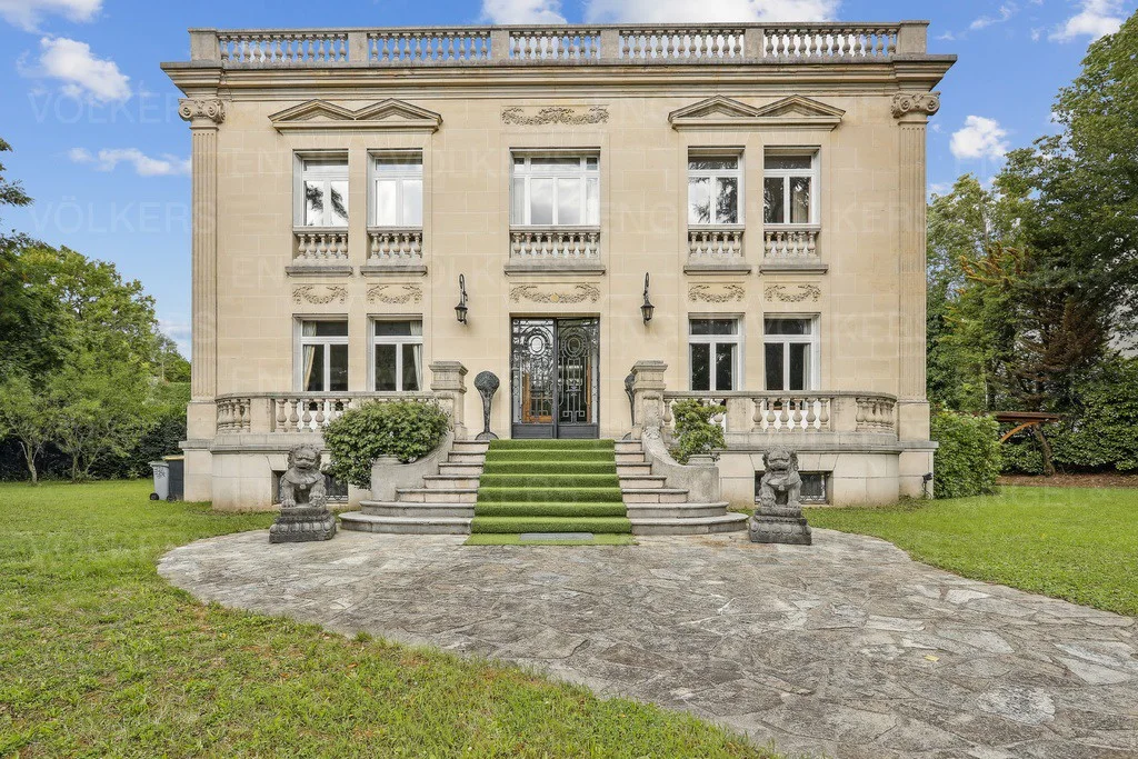 Bois de Vincennes Private mansion 650 m² with outdoor swimming pool and 3250m² garden