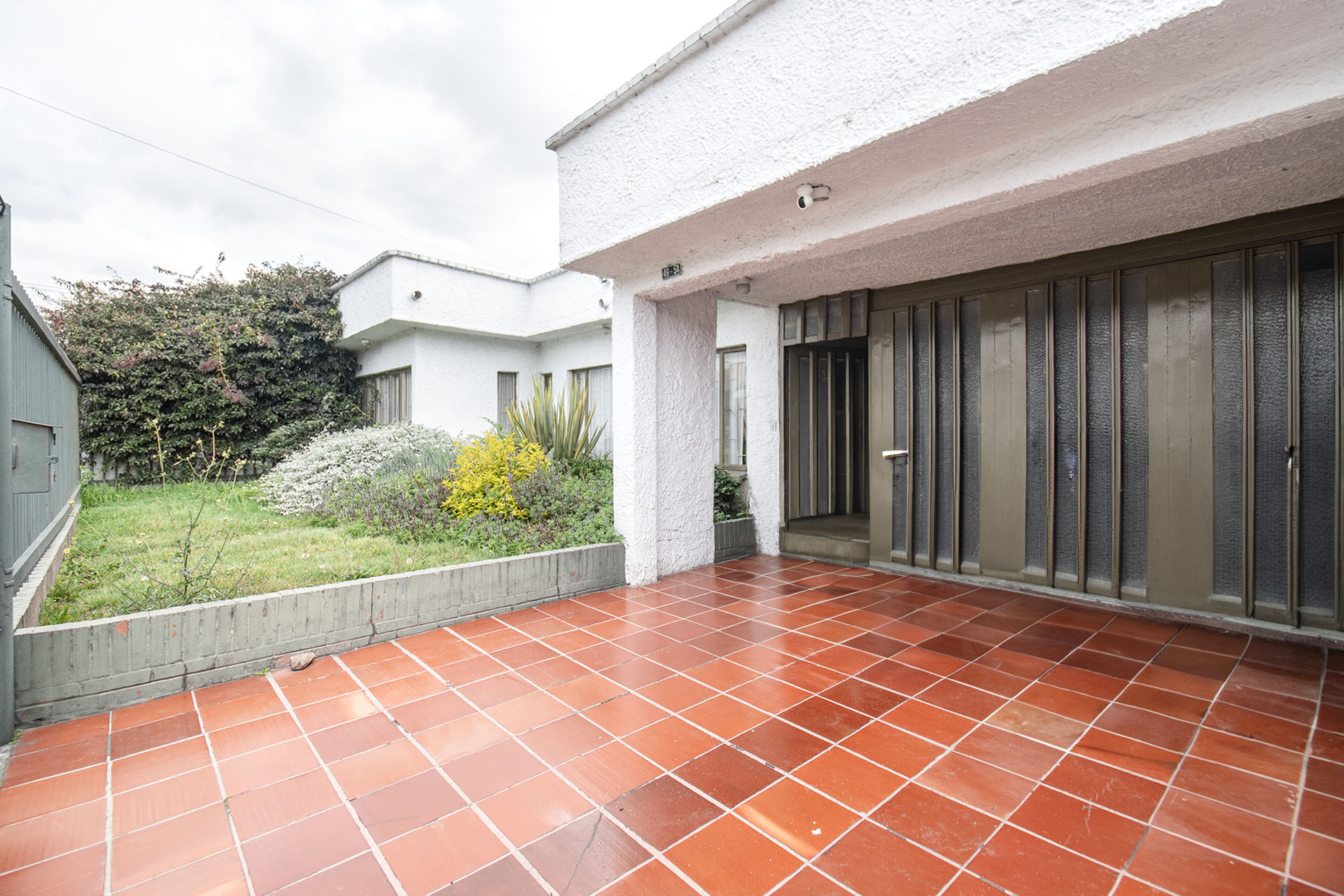 Casa con jardín interior y patio para venta en Niza