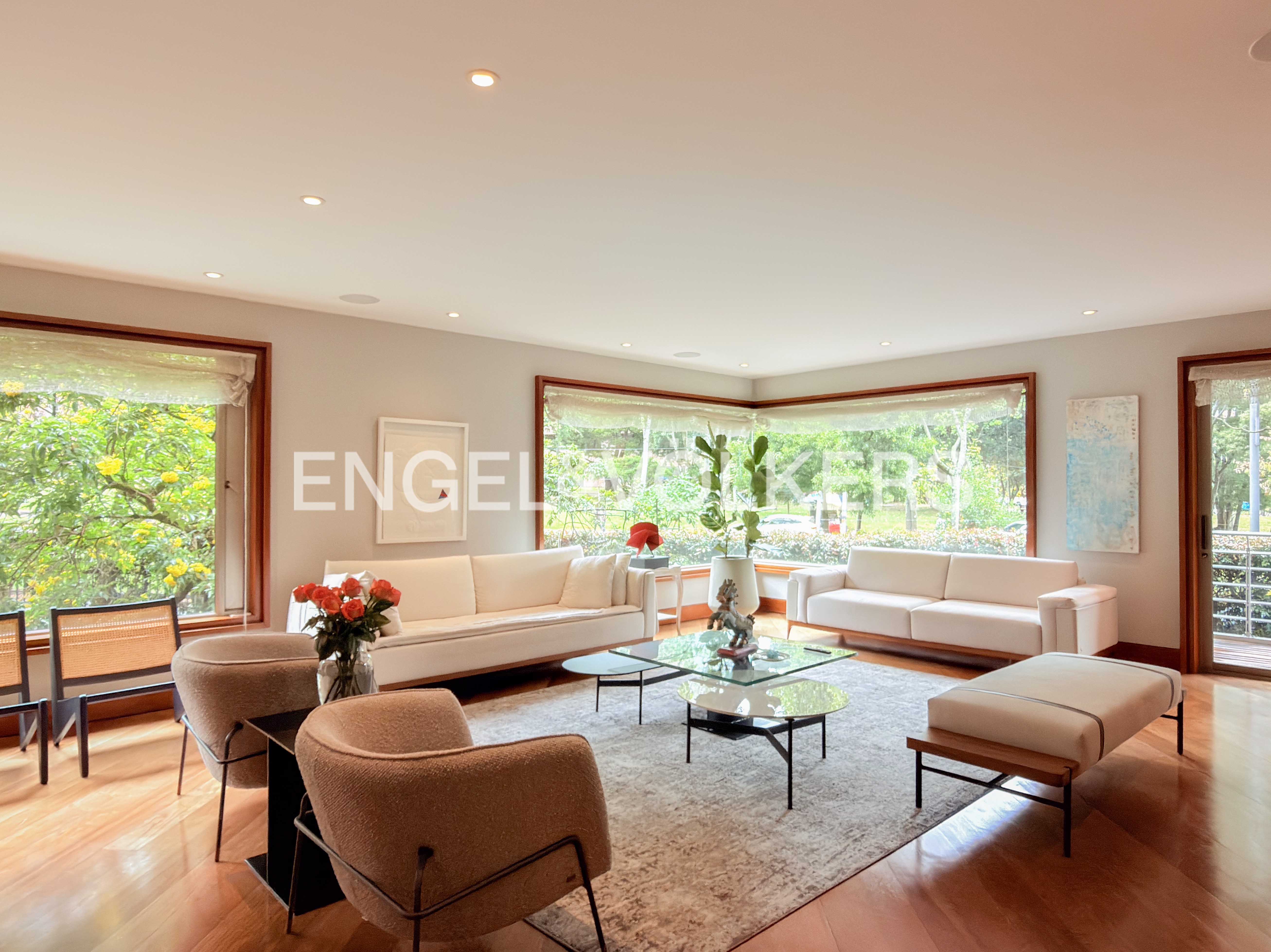 Exclusivo apartamento con terraza para arriendo en Chicó