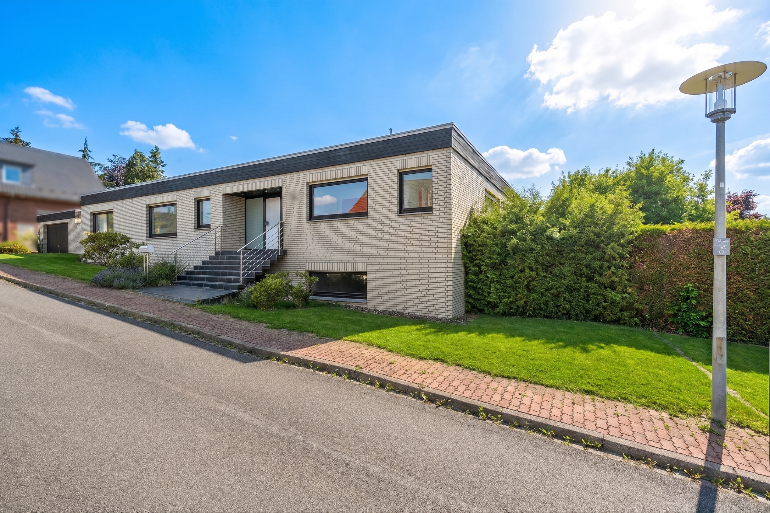 Besonderer Bungalow mit weitläufigem Raumkonzept  und privater Schwimmhalle [AI-modified]