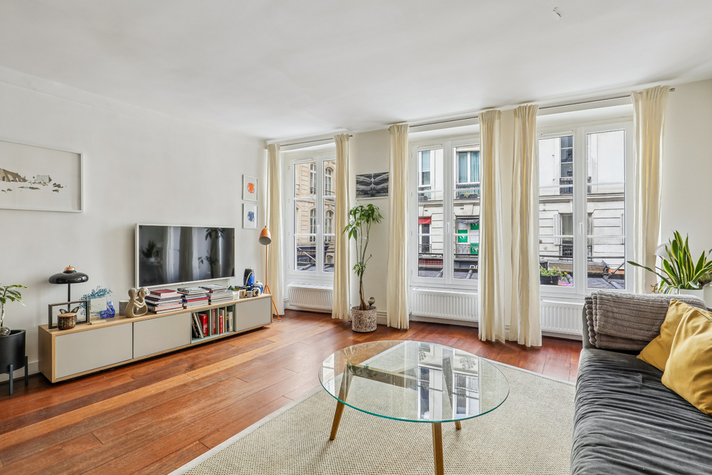 Paris 2nd - Montorgueil: Renovated 66 m² 3-room apartment
