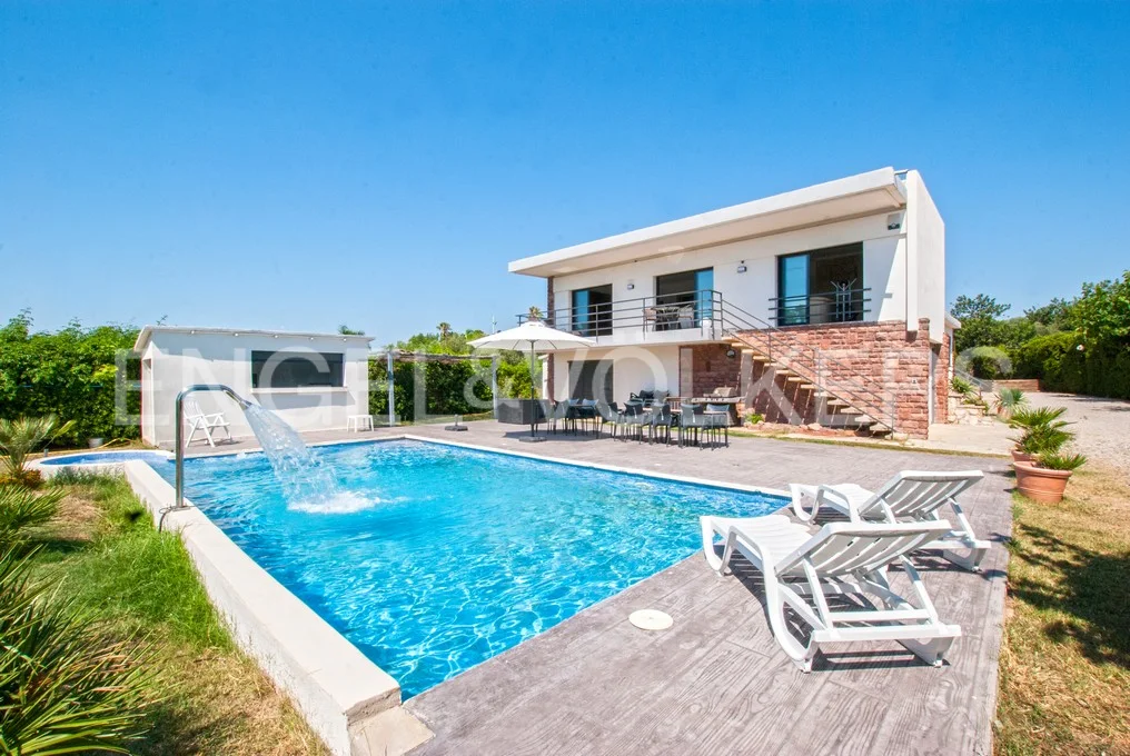 Unique villa in Cambrils, with a large garden and centric