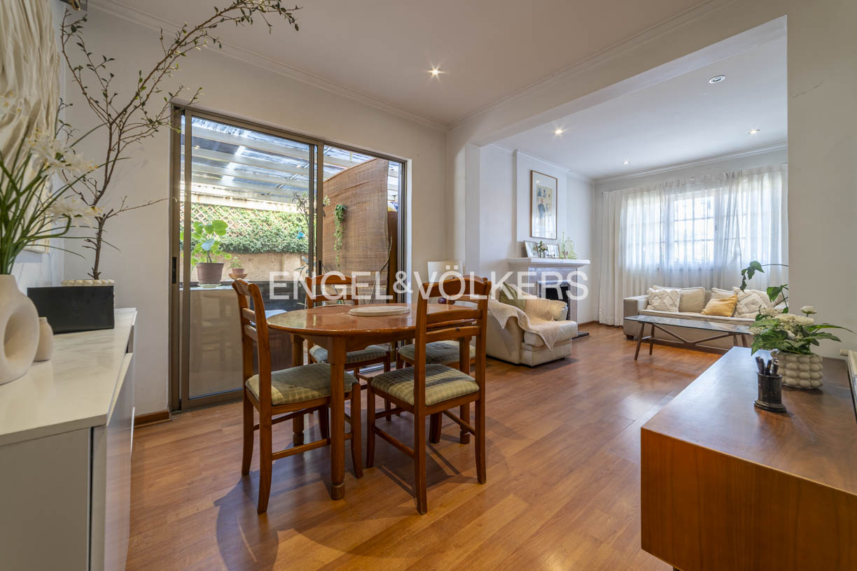 Hermosa casa con amplio jardín en la Reina