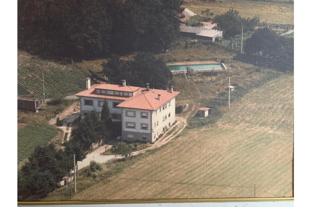 E&V sells building, ideal for investment, hospitality or healthcare business, with grounds and pool, 12 minutes from Santiago.