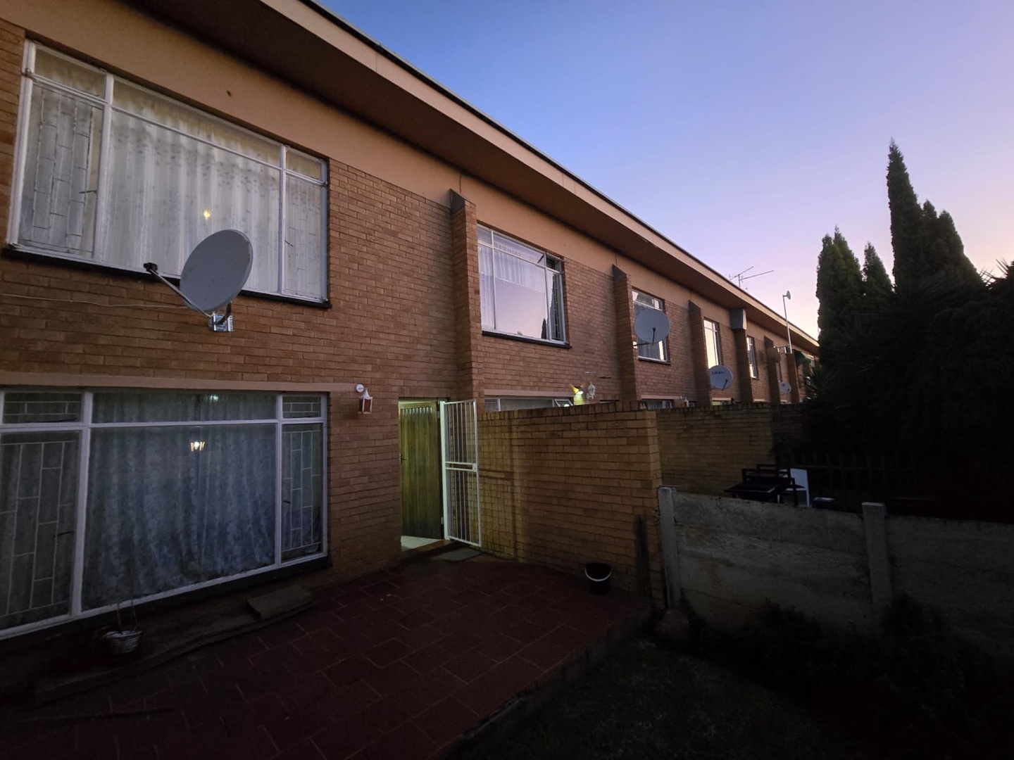 Charming 2- bedroom apartment with a private garden
