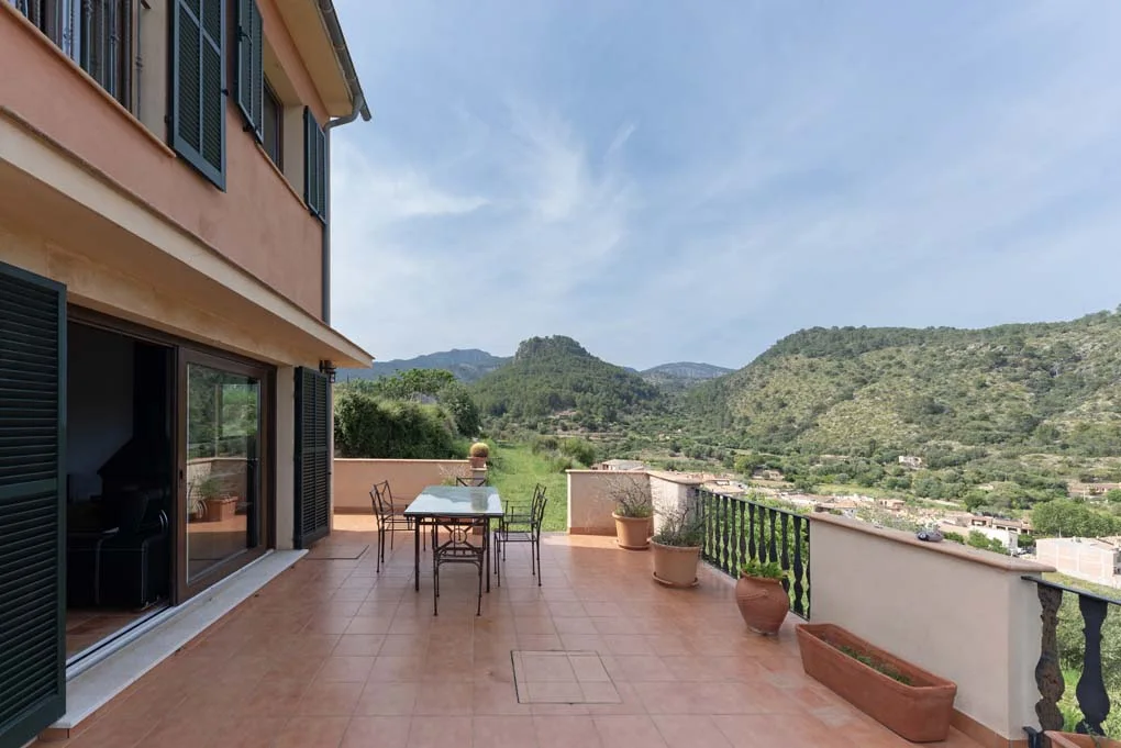Townhouse in Puigpunyent with fantastic mountain views