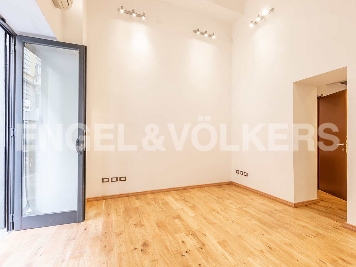 Shop with display windows on Quintino Sella Street