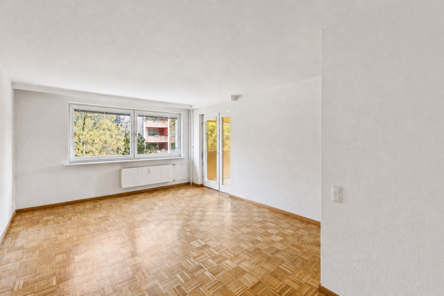 Bezugsfrei ! Charmante 2-Zimmer-Wohnung mit Balkon, Aufzug und Stellplatz