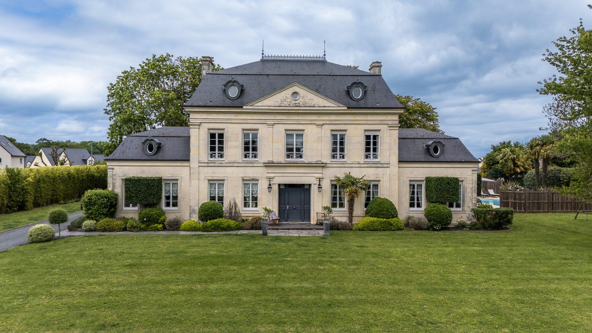 Near Caen, prestigious estate, pool, tennis, converted outbuildings