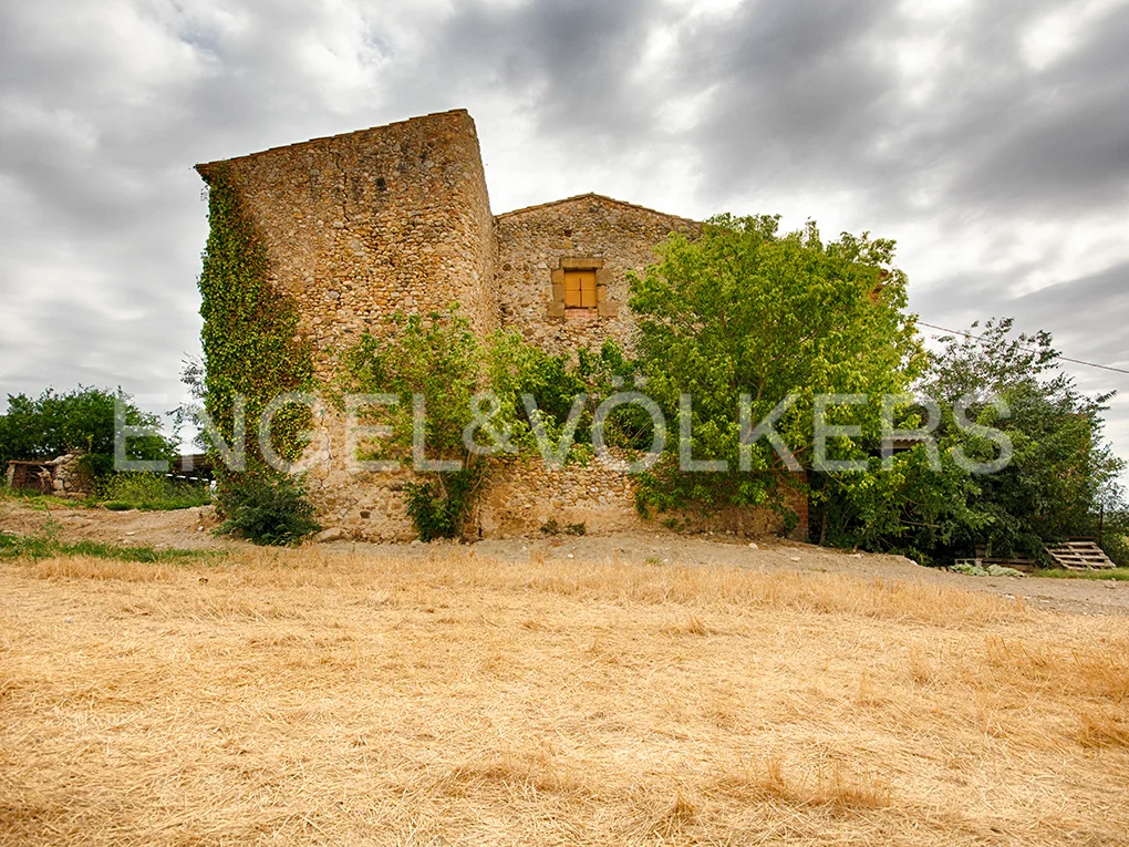 A farm with lots of possibilities in the heart of Empordà