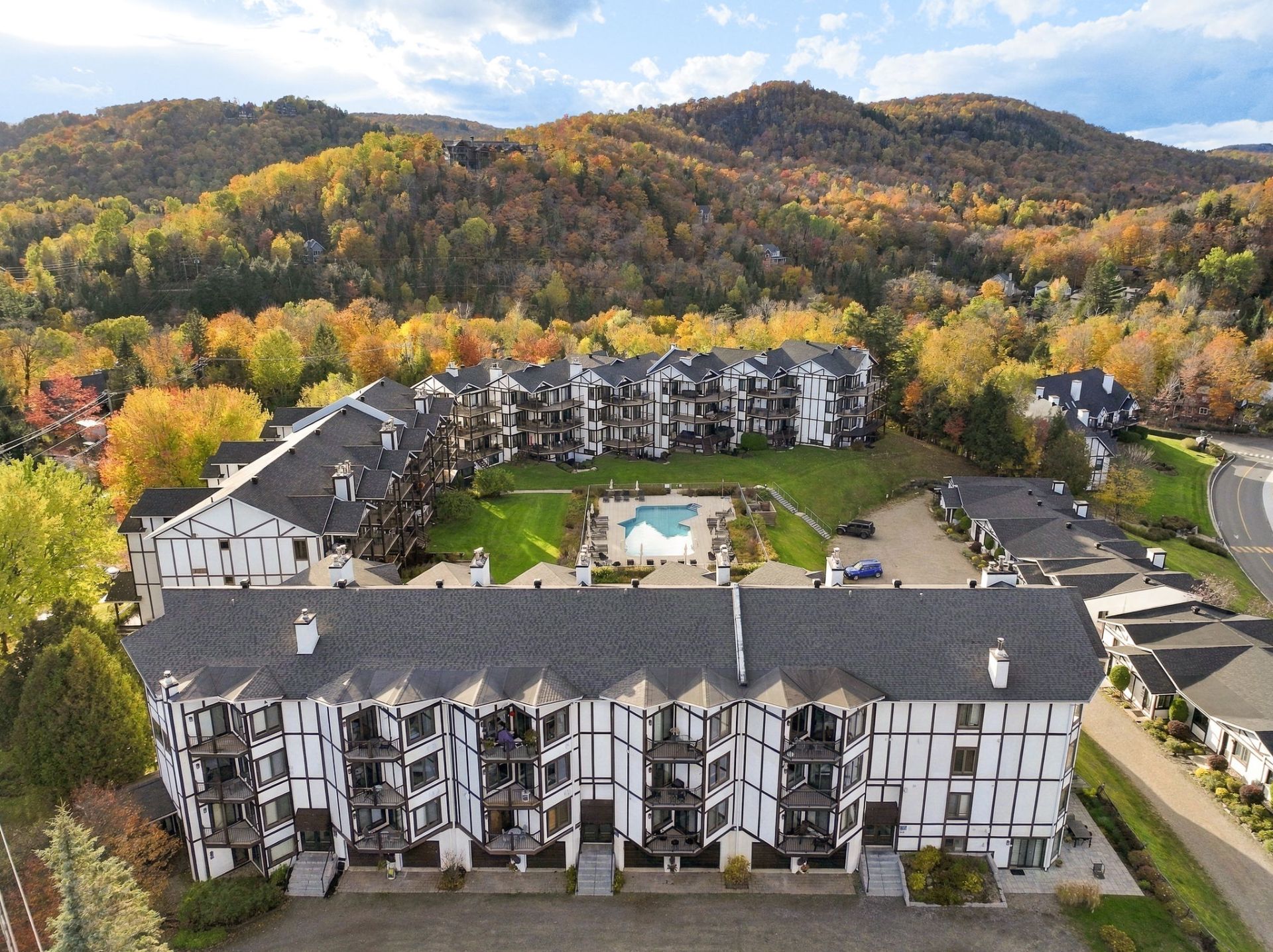 Beautiful condo overlooking a magnificent lake