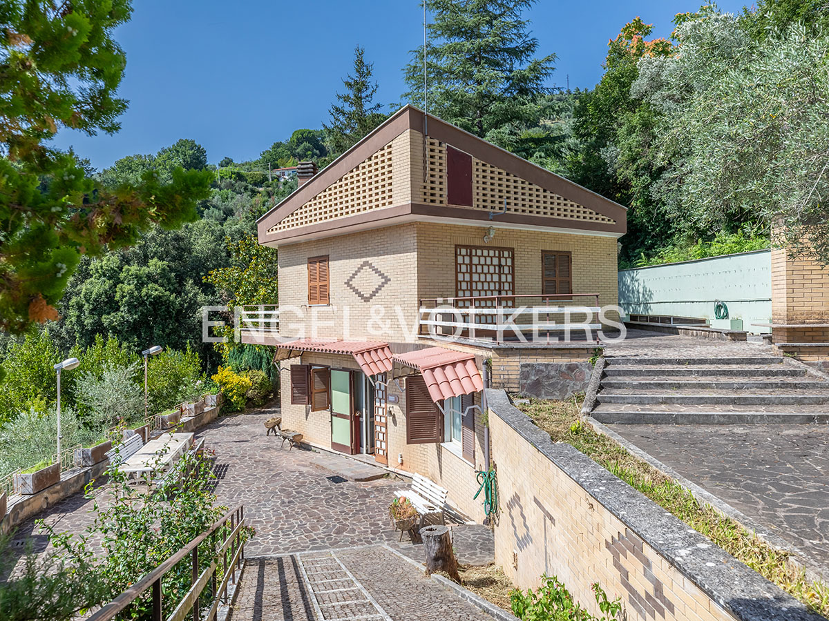 Single-family villa with garden and land in Poli