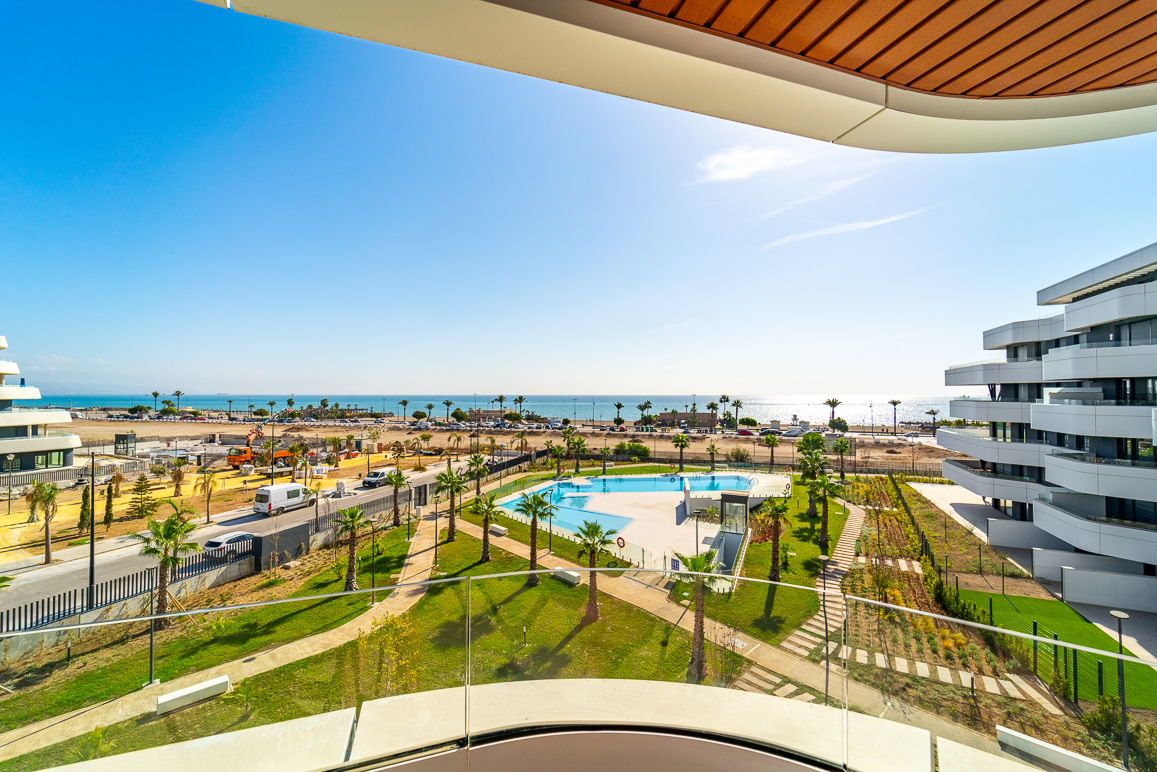 Magnificent 3-bedroom, first-line beach apartment in exclusive Los Álamos