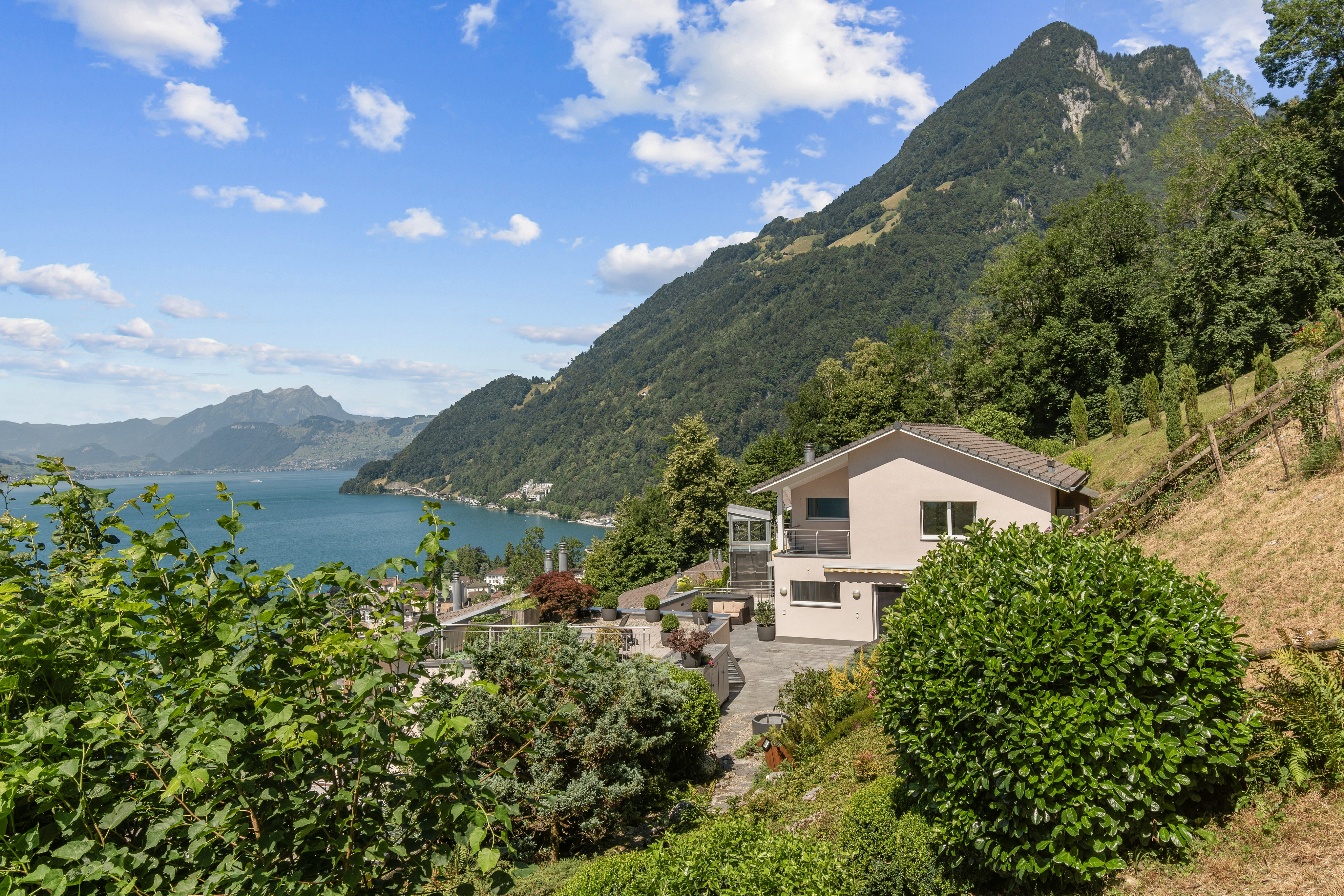 Dream home with a huge garden and unobstructed lake and Alpine views