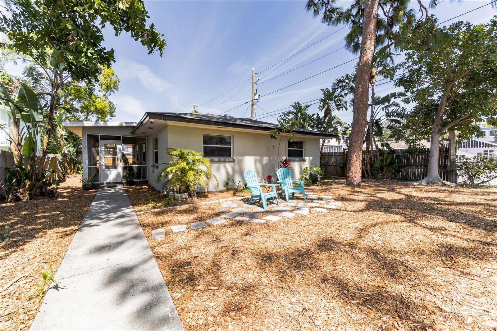 Minutes from Downtown Dunedin and Downtown Clearwater