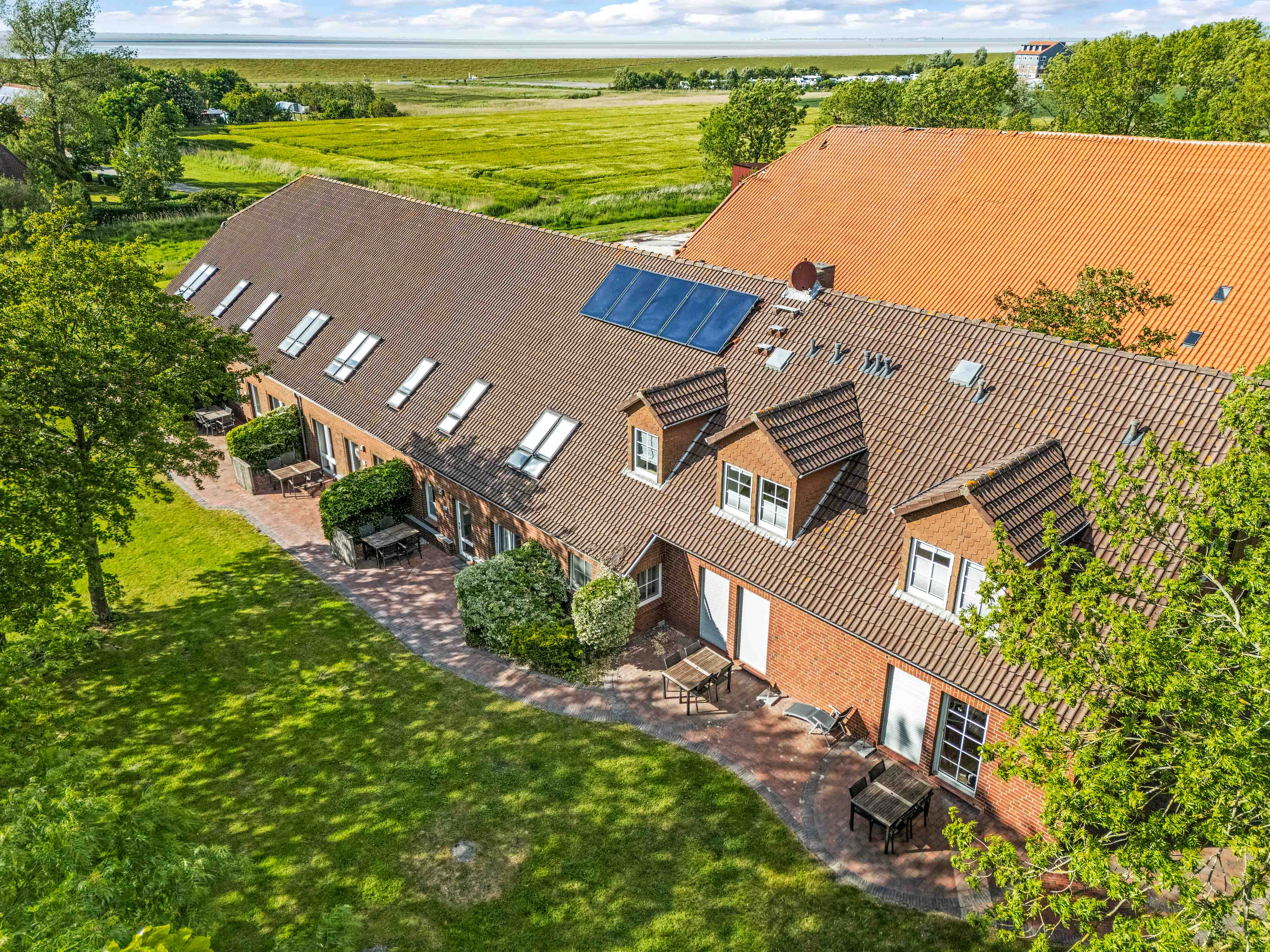 Ferienhausanlage mit 8 genehmigten Wohneinheiten in idyllischer Deichlage